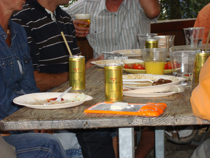 Prosecco aus der Dose mit Strohhalm -Schüttel-