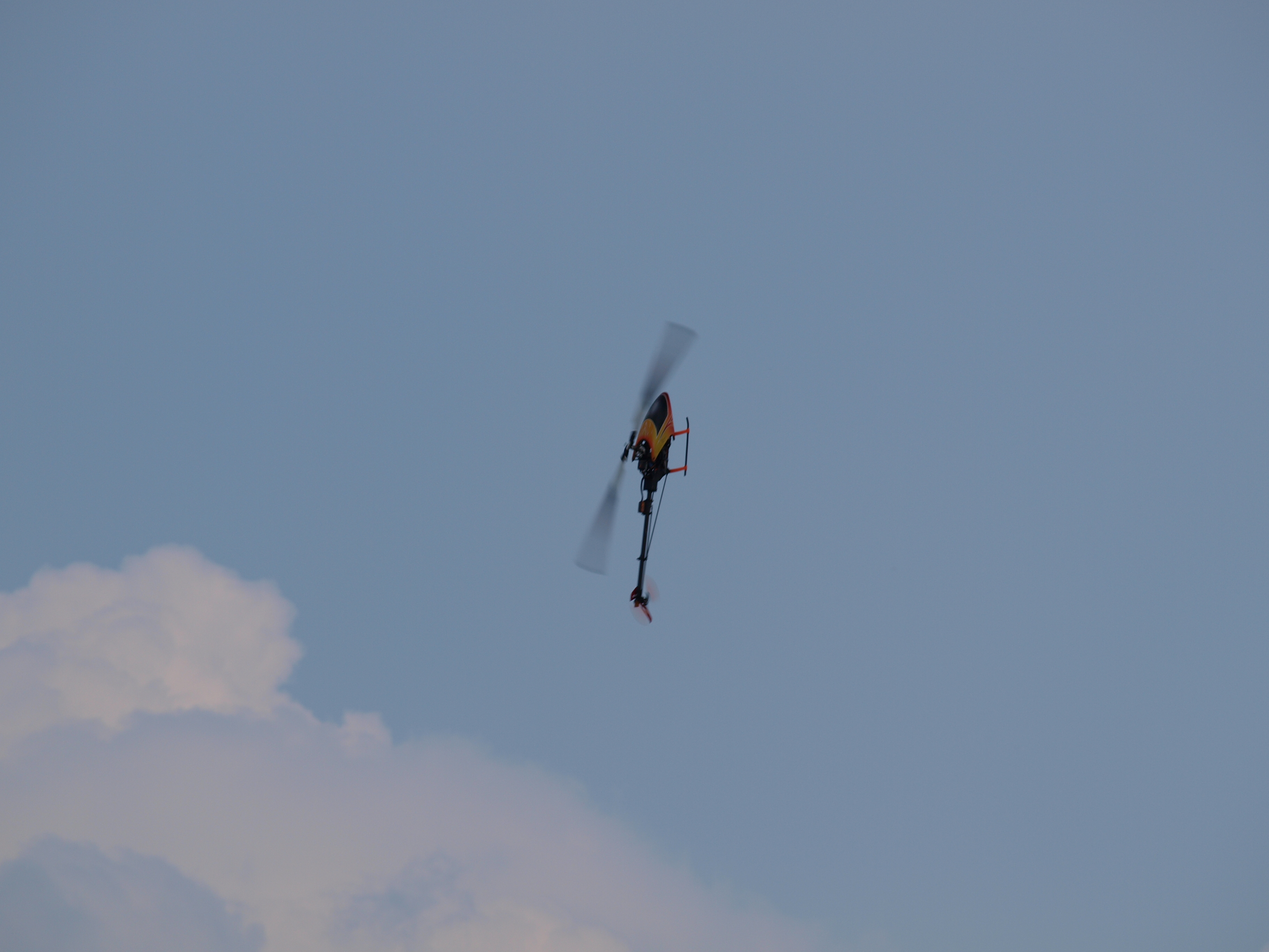 ...noch ein Heli Foto mit blauem Hintergrund