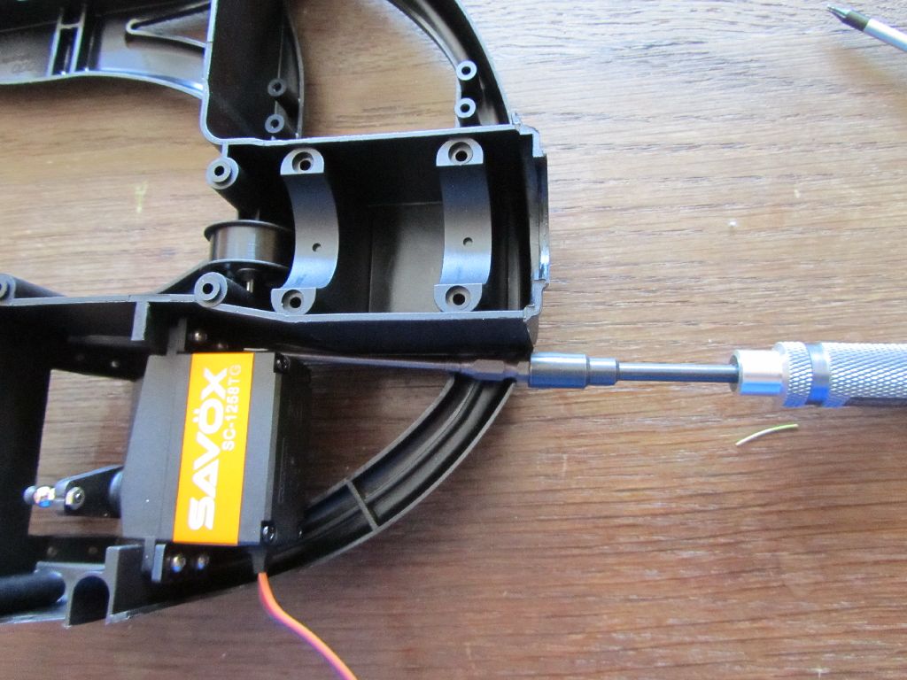 und rein damit. war so schon ne fummelei. hab mir die schrauben mit torx besorgt. wer interesse hat, PN!