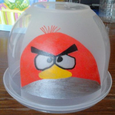 die (zu große) Haube mit angry bird Bemalung (Edding 741)