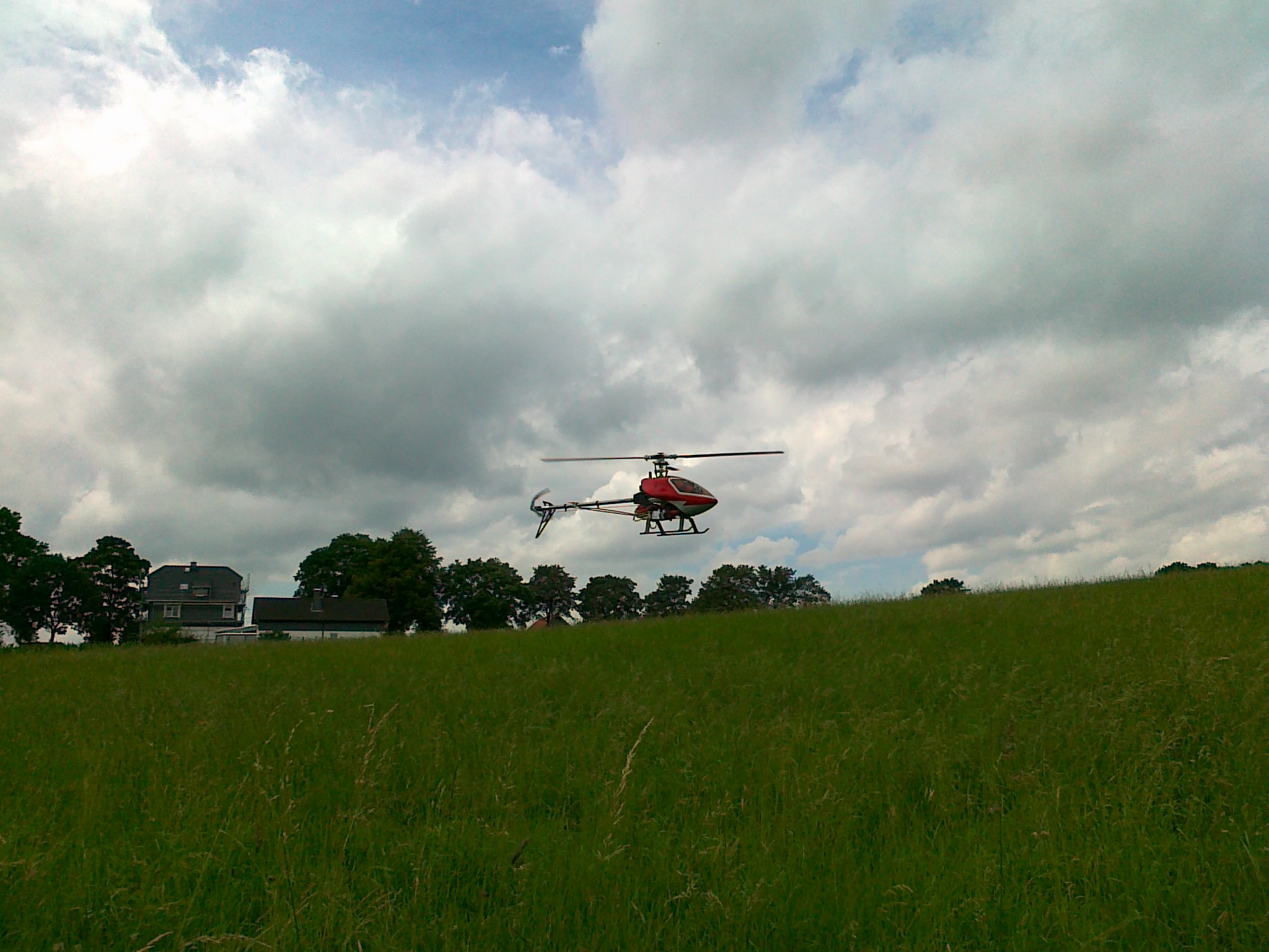 Der HK 450 beim langsamen Rundflug.