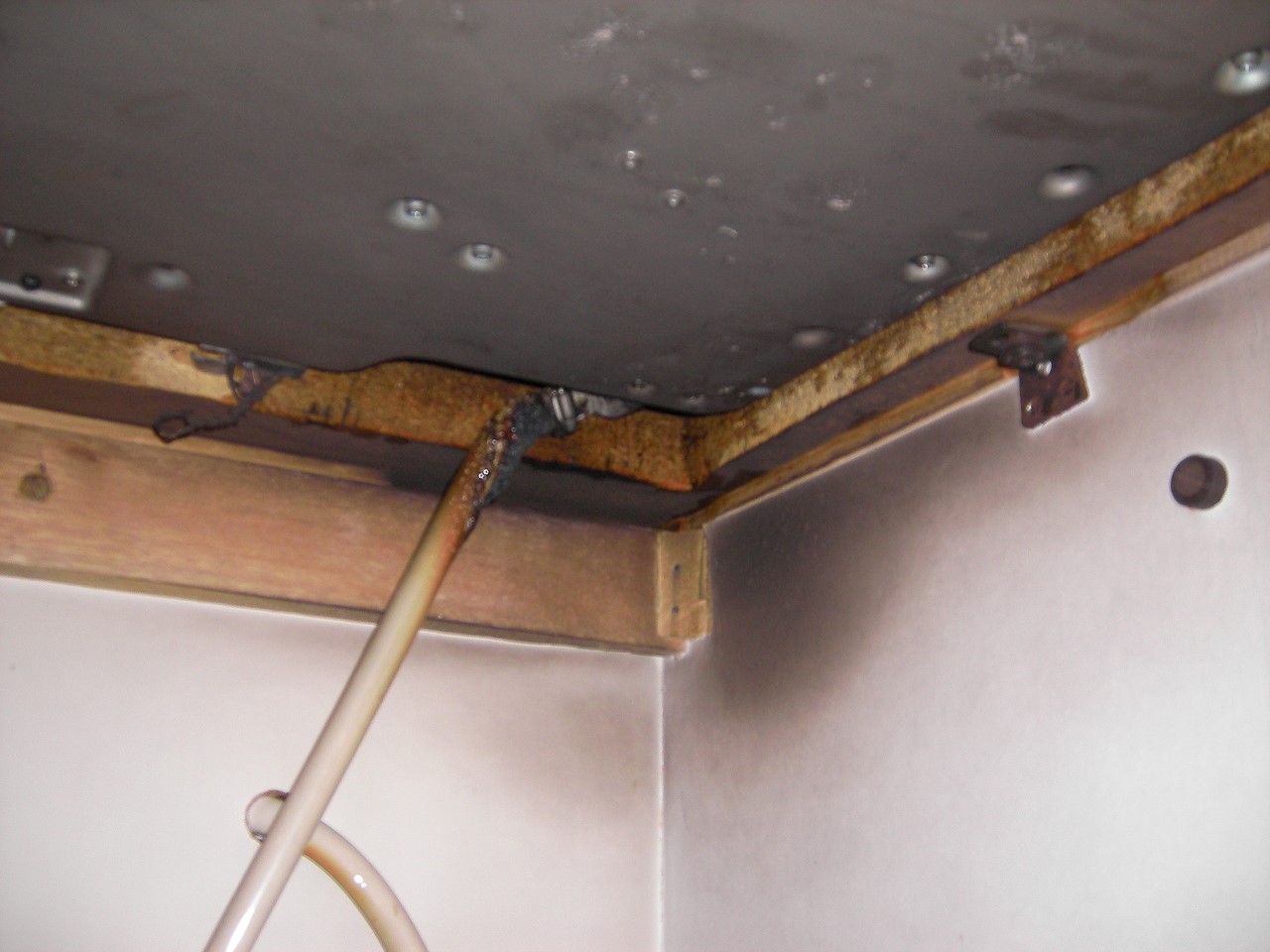 Ich denke, dass zumindest die "türkischen Sicherheitsstandards" bei der ursprünglichen Installation eingehalten wurden !?