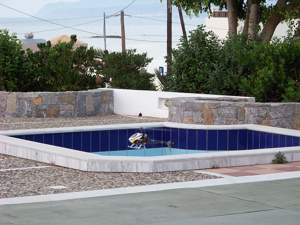 Tauchversuche im Pool (zum Glück ohne Wasser)