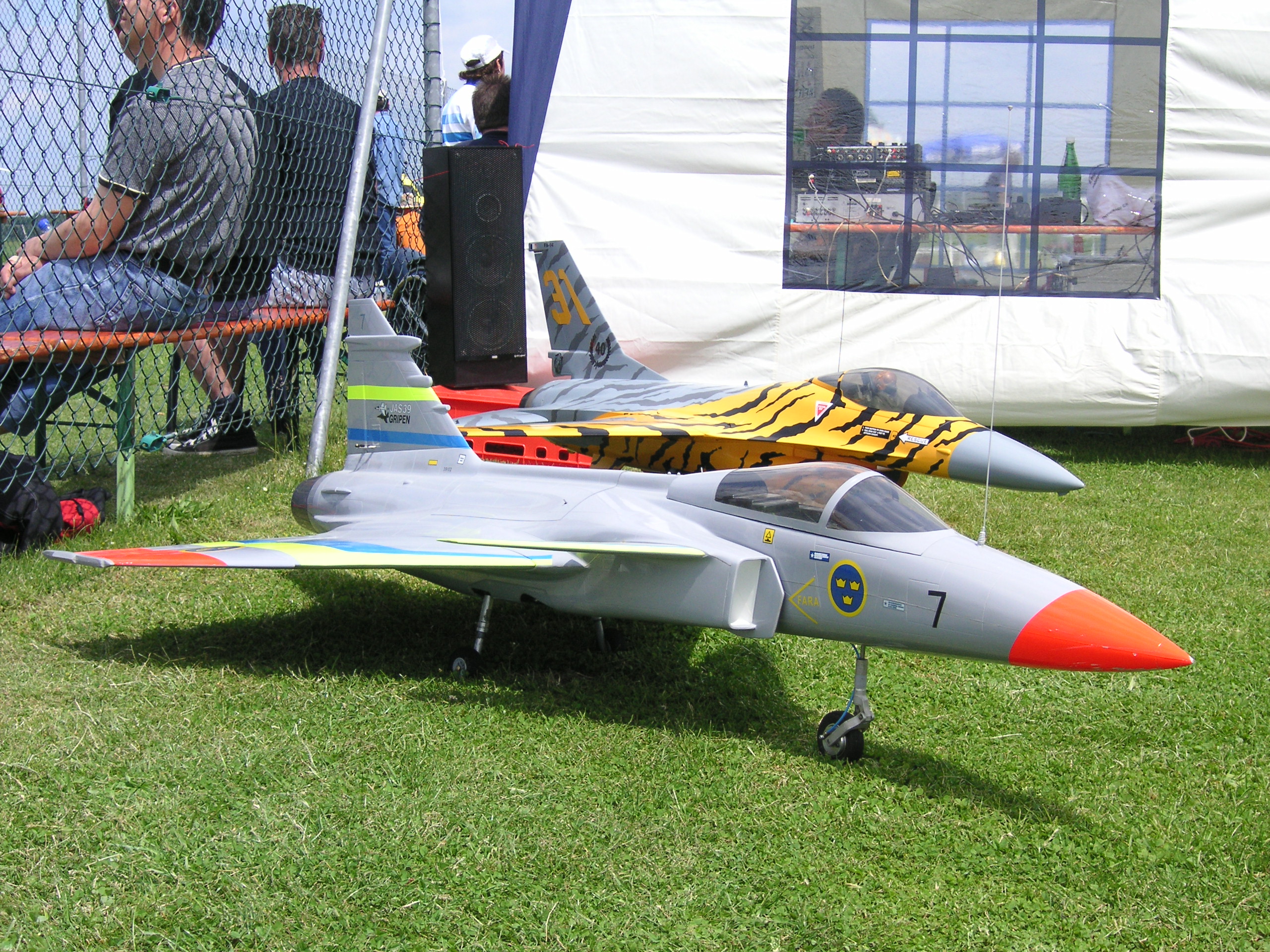 Zwei Turnbinenjets ( Saab Viggen und F16 )