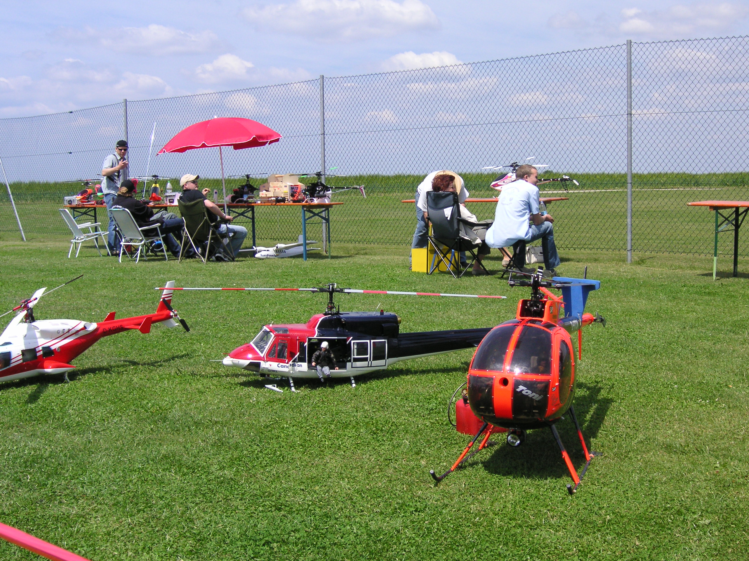 vorne rechts: ein &amp;quot;alte Männer&amp;quot; Heli 1,8m Rotor, 15kg, mit eingebautem E-Starter