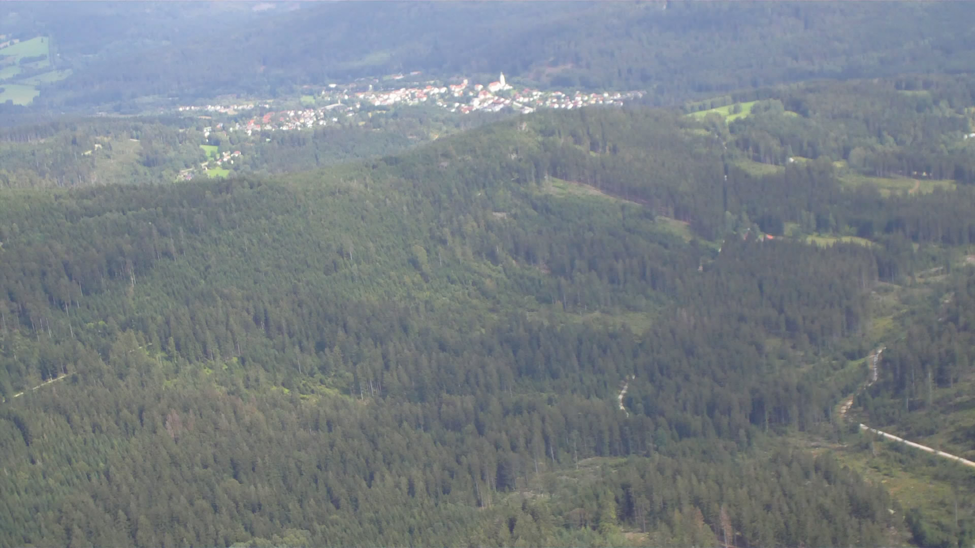 da Wohne ich, rechts neben der Kirche