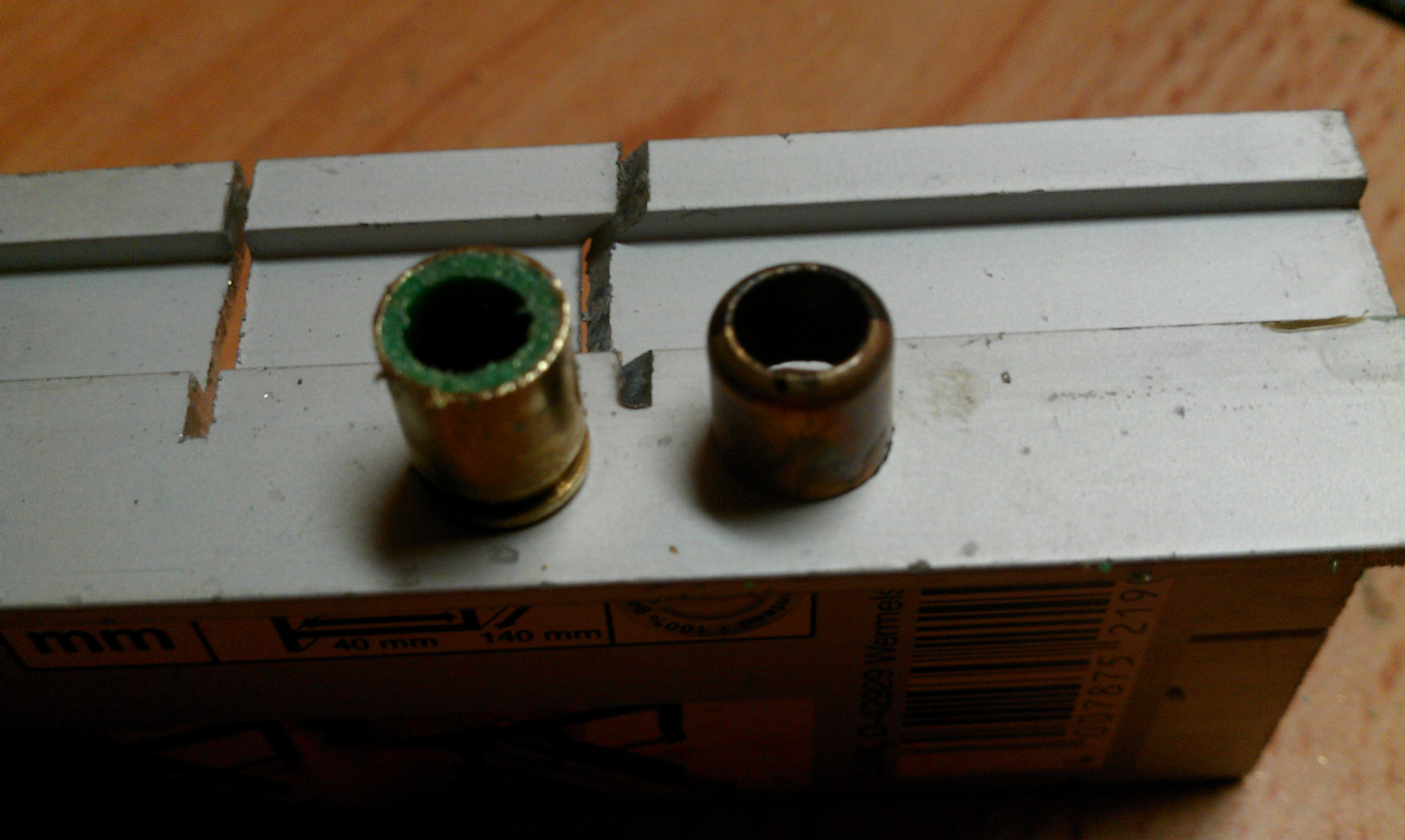 die durchgeschnittene Patronenhülse, später hab ich das grüne Plsatikzeugs noch mit nem Brenner rausgeschmolzen (so wie am rechten Teil zu sehen ist...das linke Teil mit dem Zündhütchen könnt ihr wegwerfen...Also das rechte Teil ist vorne schon verjüngt...dewegen wollen wir das ja haben!