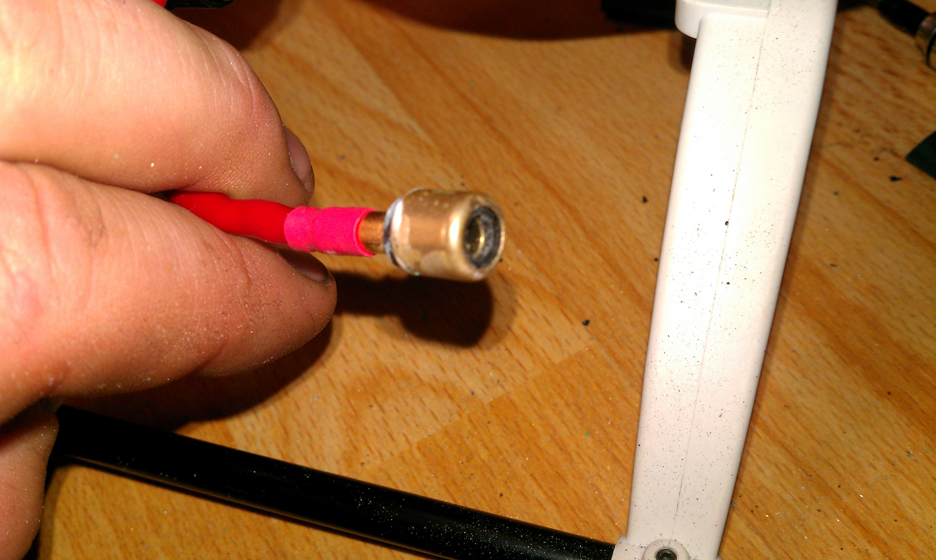 mann kann hier noch sehen, dass der schwarze Kunststoff der Isolierung noch etwas im Weg ist...das habe ich mit einem Bohrer "gesenkt" so dass ein Trichter/Konus als Öffnung entsteht