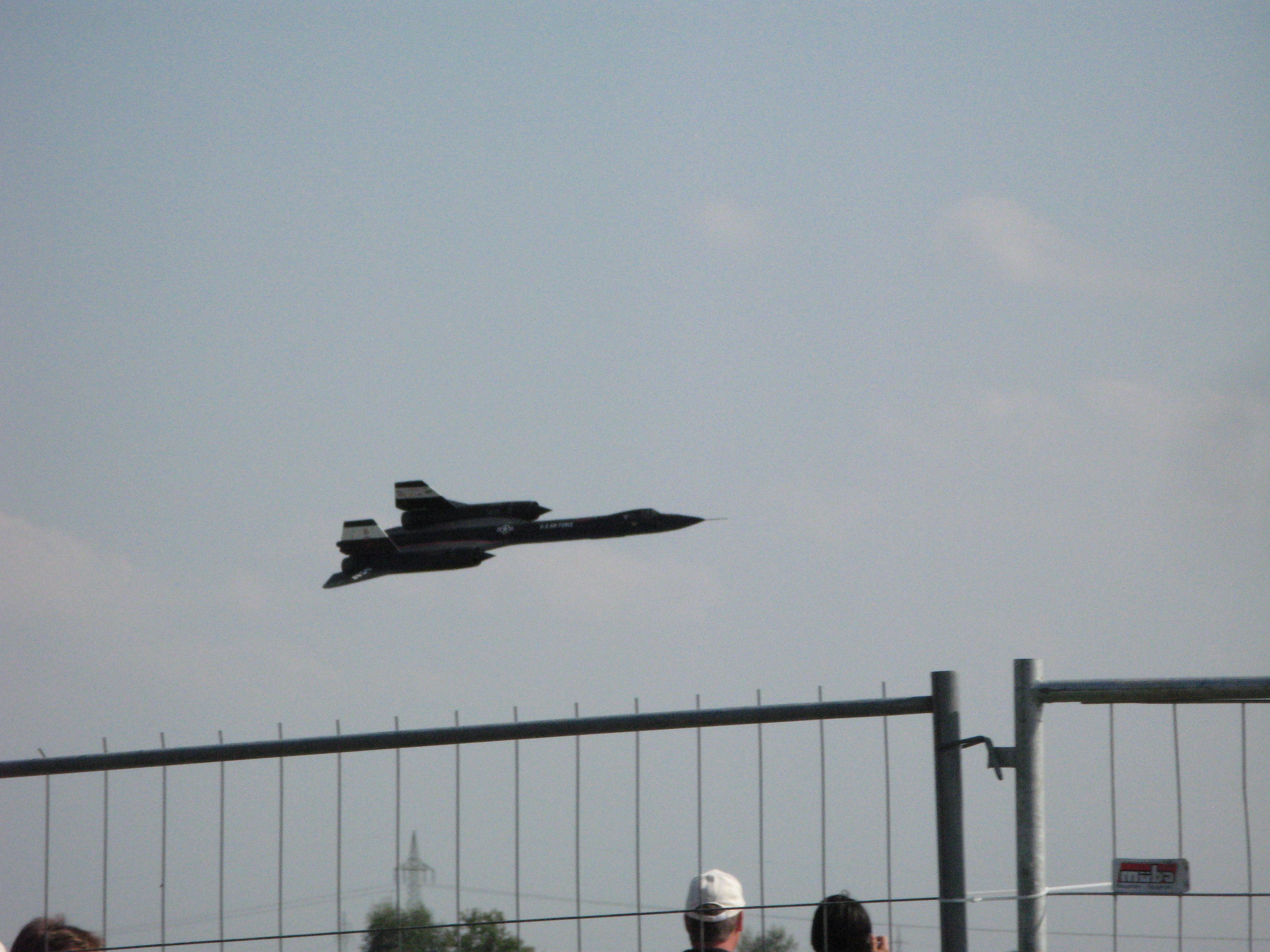 SR-71 Blackbird, SPW: 2,46 m, Länge: 4,50 m, Gewicht: 35,2 kg,