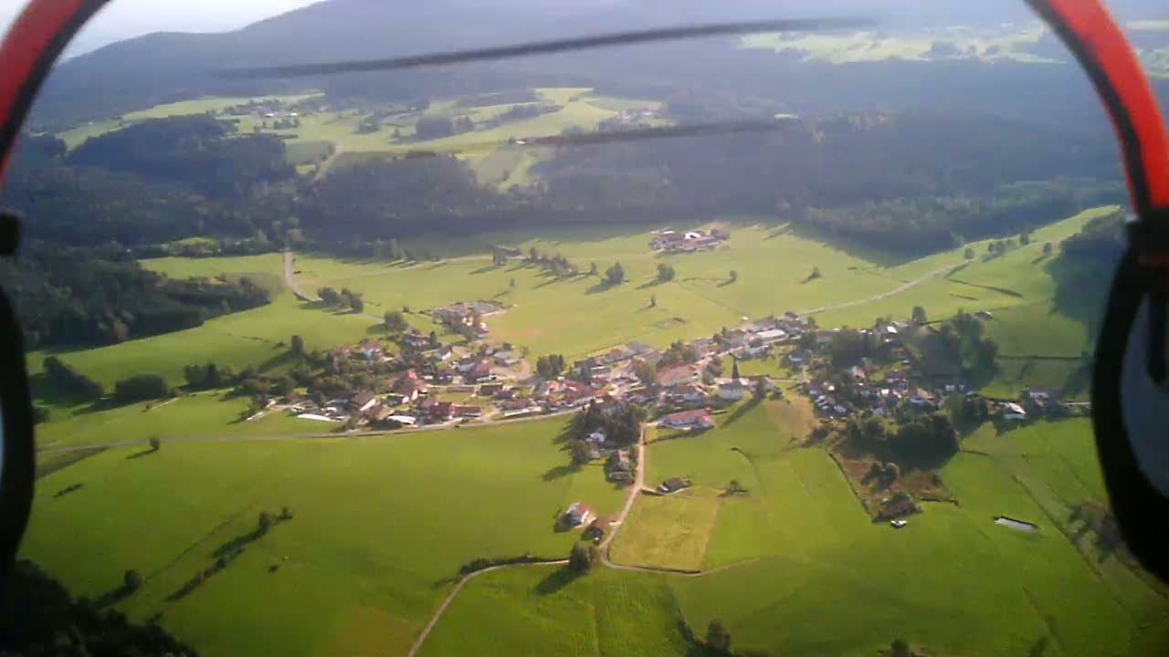 Das ist Zell, wie klein der Fußballplatz nun schon ist :)