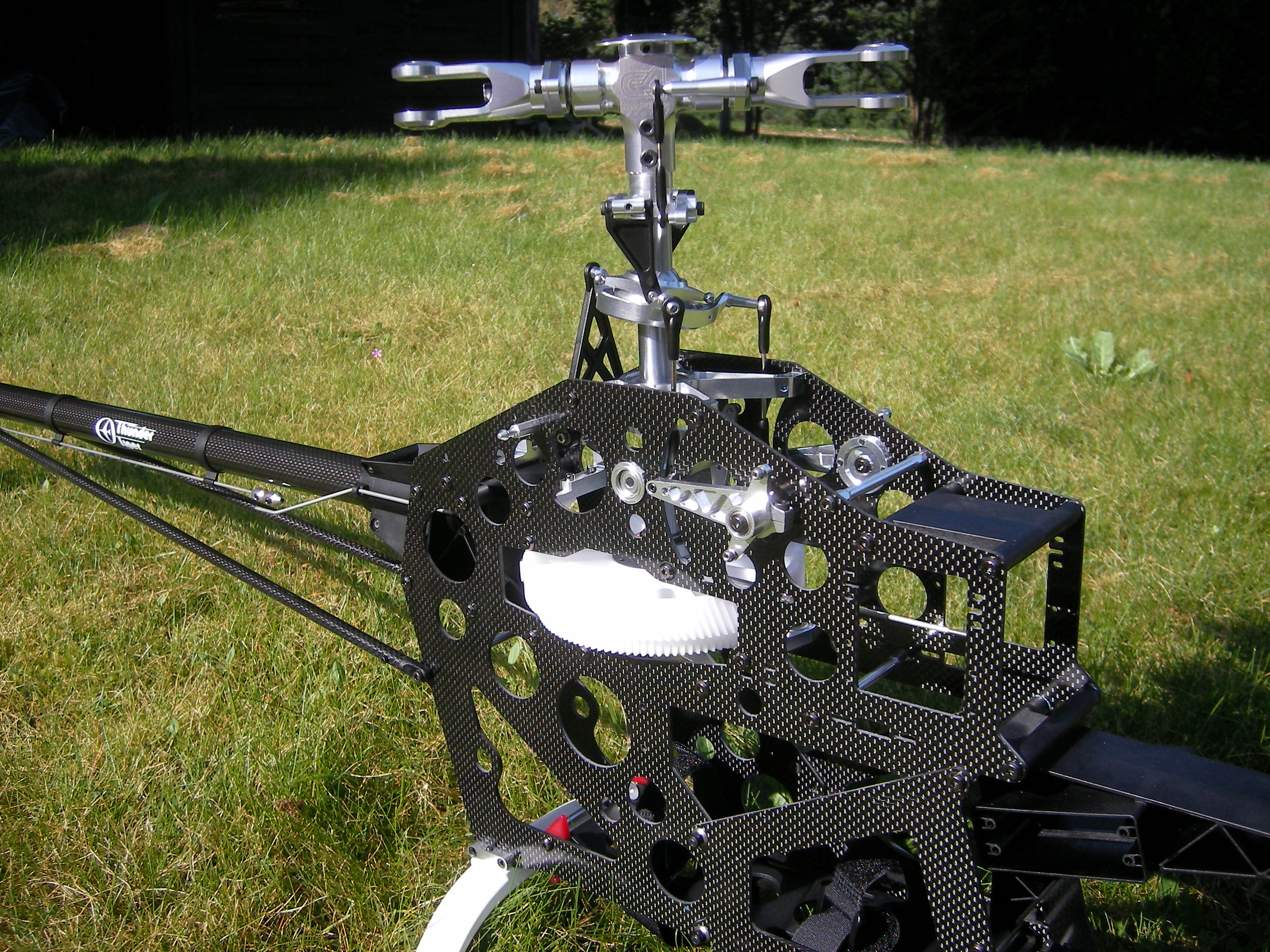 Beim Aufbau der Mechanik gab's keinerlei Probleme. Alles passte 100%tig. Typisch Thunder Tiger.