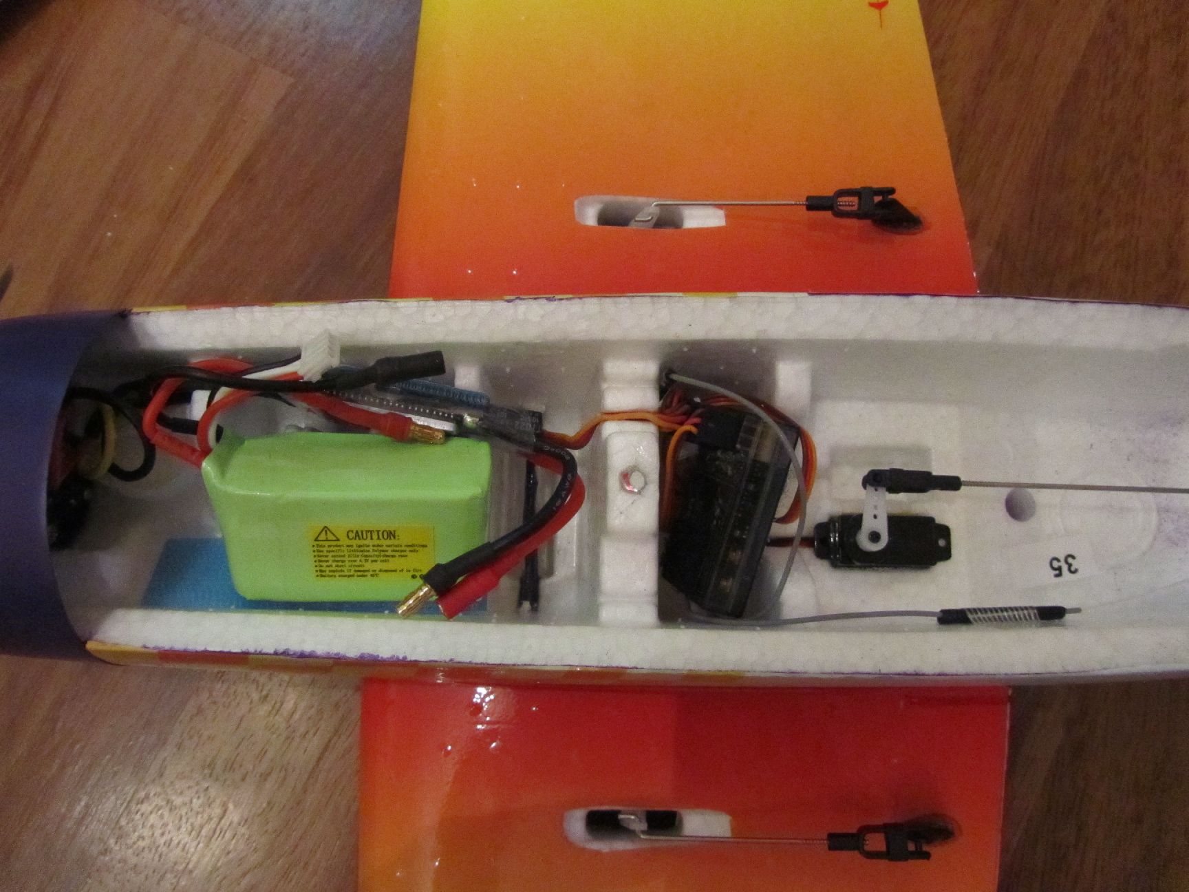 motorzuleitungen gekürzt, schwerpunkt ist so wie in der anleitung.ma kuckn ob´s passt...