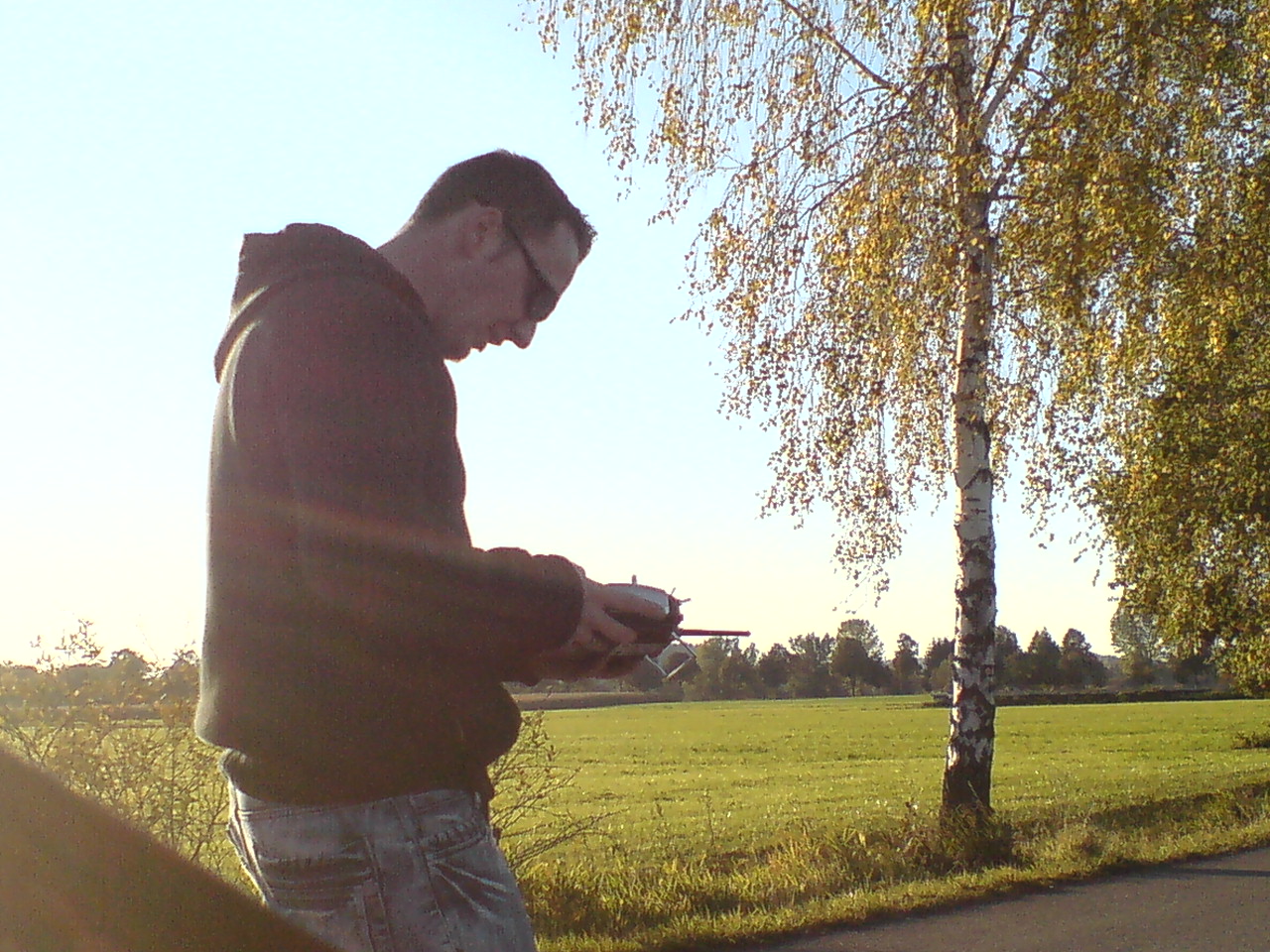 Dar Alex tippt wieder wie Verrückt in seiner neuen Graupner rum, ich hatte den Eindruck die Fernsteuerung piept schon langsam SOS :-)