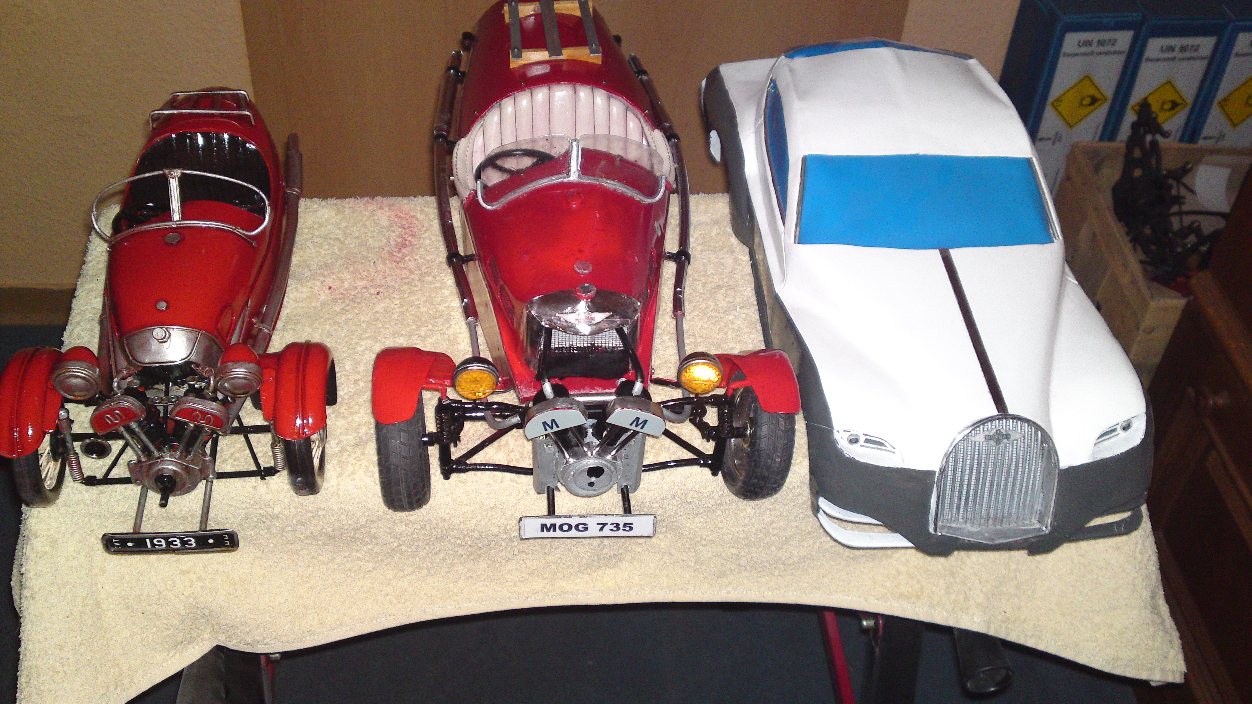 Dann kommt 1934-39 und rechts 2012 passend zum TT-01 Chassis