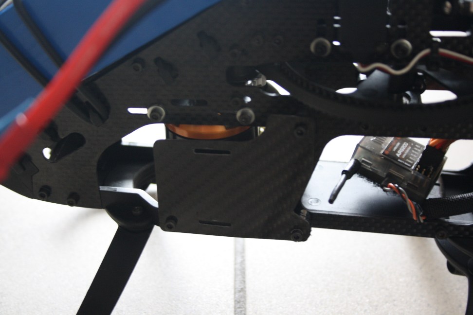 Seitenplatte aus 1mm Carbon als Träger für den Motorregler. Hier bekommt er direkten Fahrtwind ab und man sieht die Status-LED's