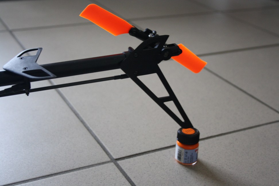 Höhergelegtes Heck. Weil man es schlecht sieht habe ich einen Farbtopf (Modellfarbe) drunter gestellt. Da ist sogar noch 5mm platz.
