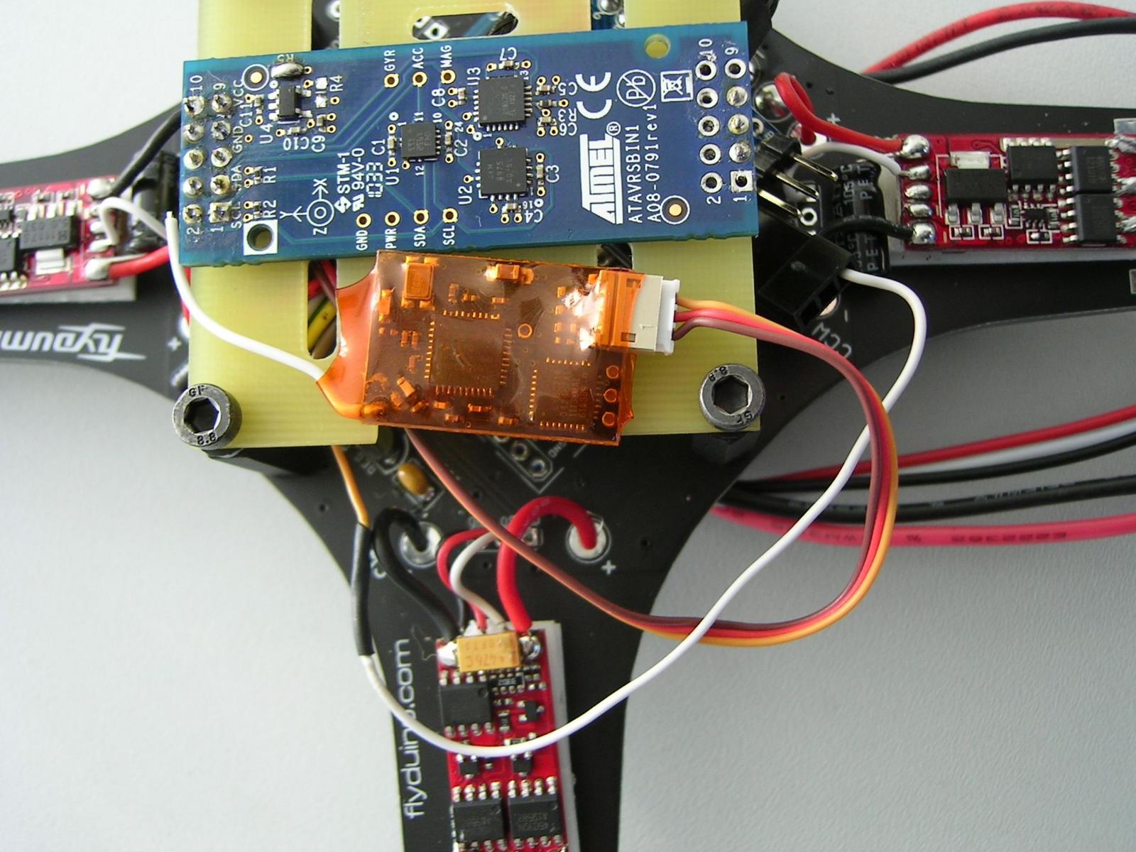 Flydumini mit Atmel ATAVRSBIN1 9DoF IMU und Orange Spektrum Satellit