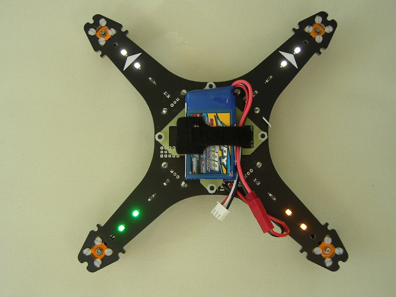 Mini von unten mit Selfmade LiPo-Halter (= IMU Halter). Die Motoren werden von Plastik M2.5 gehalten