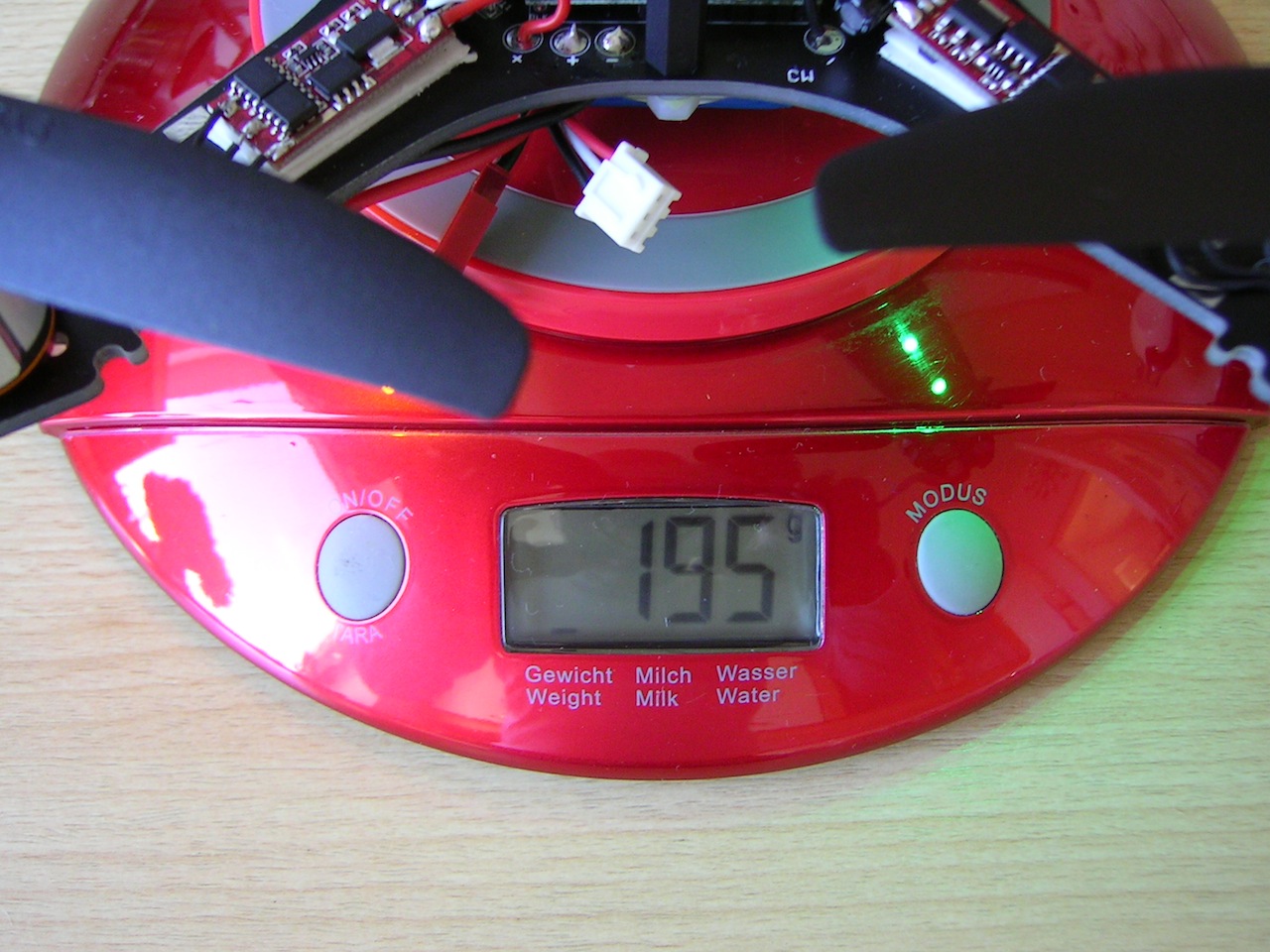 Abfluggewicht sind 195g. Mal sehen ob der 2S 500mA 15-25C LiPo das packt