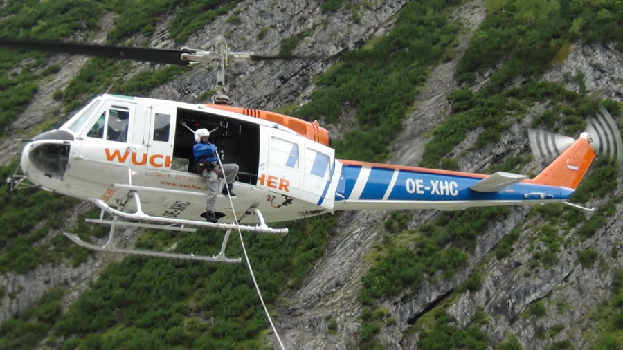 Erprobung eines Fixtau-Bergungssystems an einer Bell205... September 2011 in Österreich