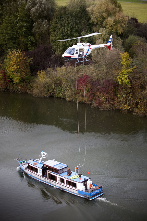 Übung der Bergung eines Verletzten samt Luftretter von einem fahrenden Ausflugsdampfer - September 2009 über dem Neckar mit ner Bell 206