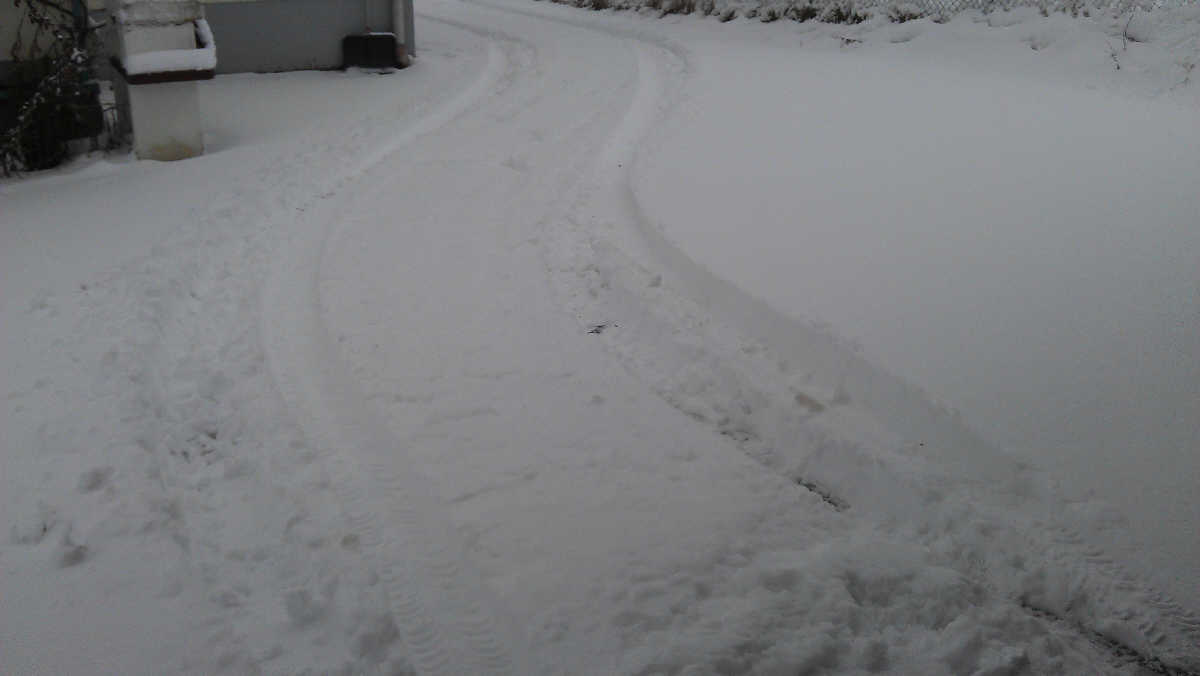 So war es getsern Mittag, gerade noch dass ich ohne Fräsen in die Garage fahren konnte.