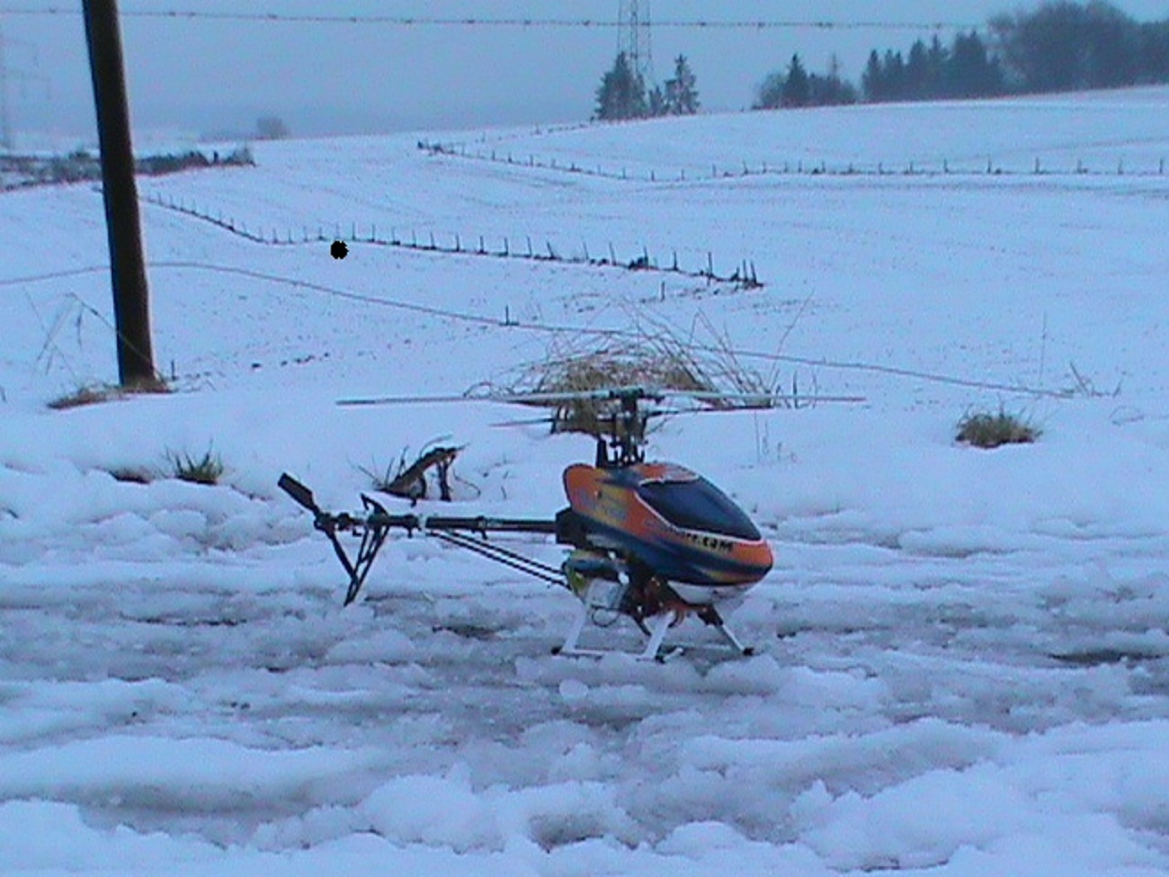 In dem Bild habe ich den Schlitten-Fahrer im Hintergrund schwarz gemacht, auch wenn man nichts erkennen konnte. Jetzt ist da eben ein etwas dickerer Punkt :-)
