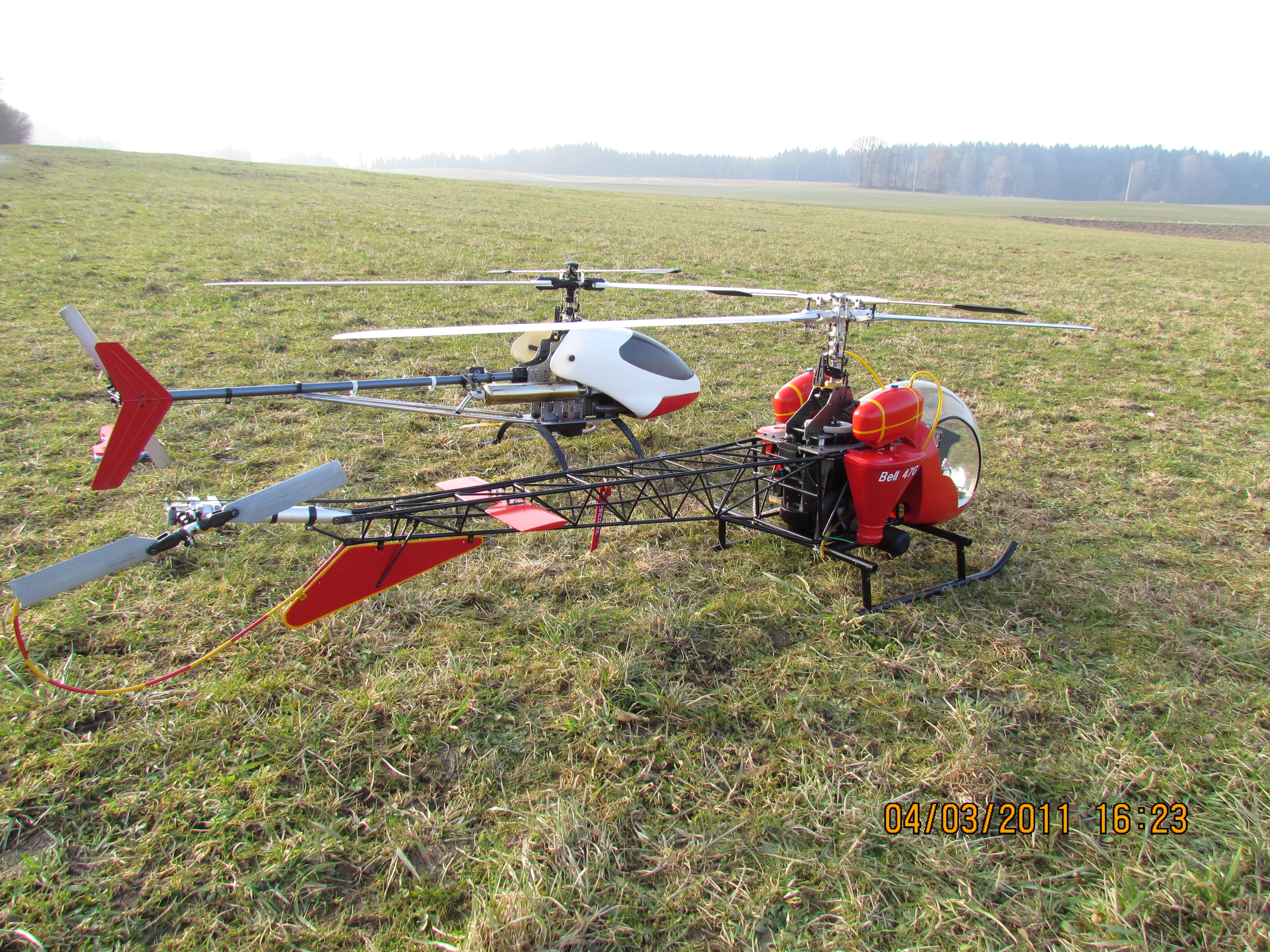 Bell 47 und Vario Benziner hinterm Hausflugplatz.