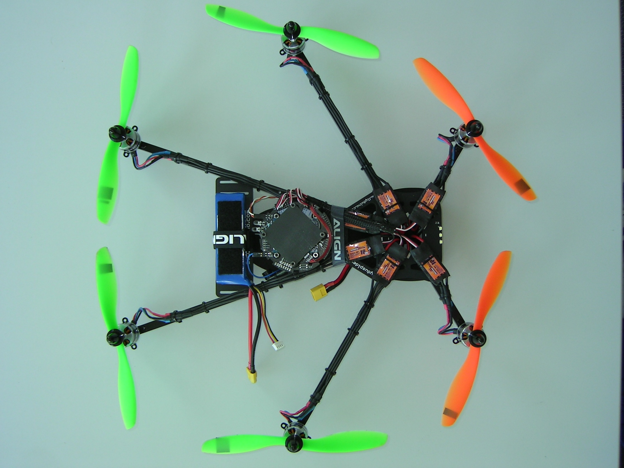 Platzierung der ESC's auf dem Flyduspider-Frame - Stromversorgung über die untere Rahmenplatte