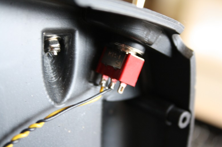 Der &quot;originale&quot; Throttle-Hold Schalter. Man sieht auch hier, dass nur eine Signalleitung abgeht.