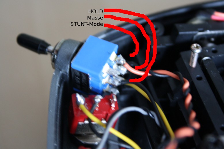 Der &quot;neue&quot; F-Mode-Schalter, mit angelöteter HOLD-Signalleitung.
