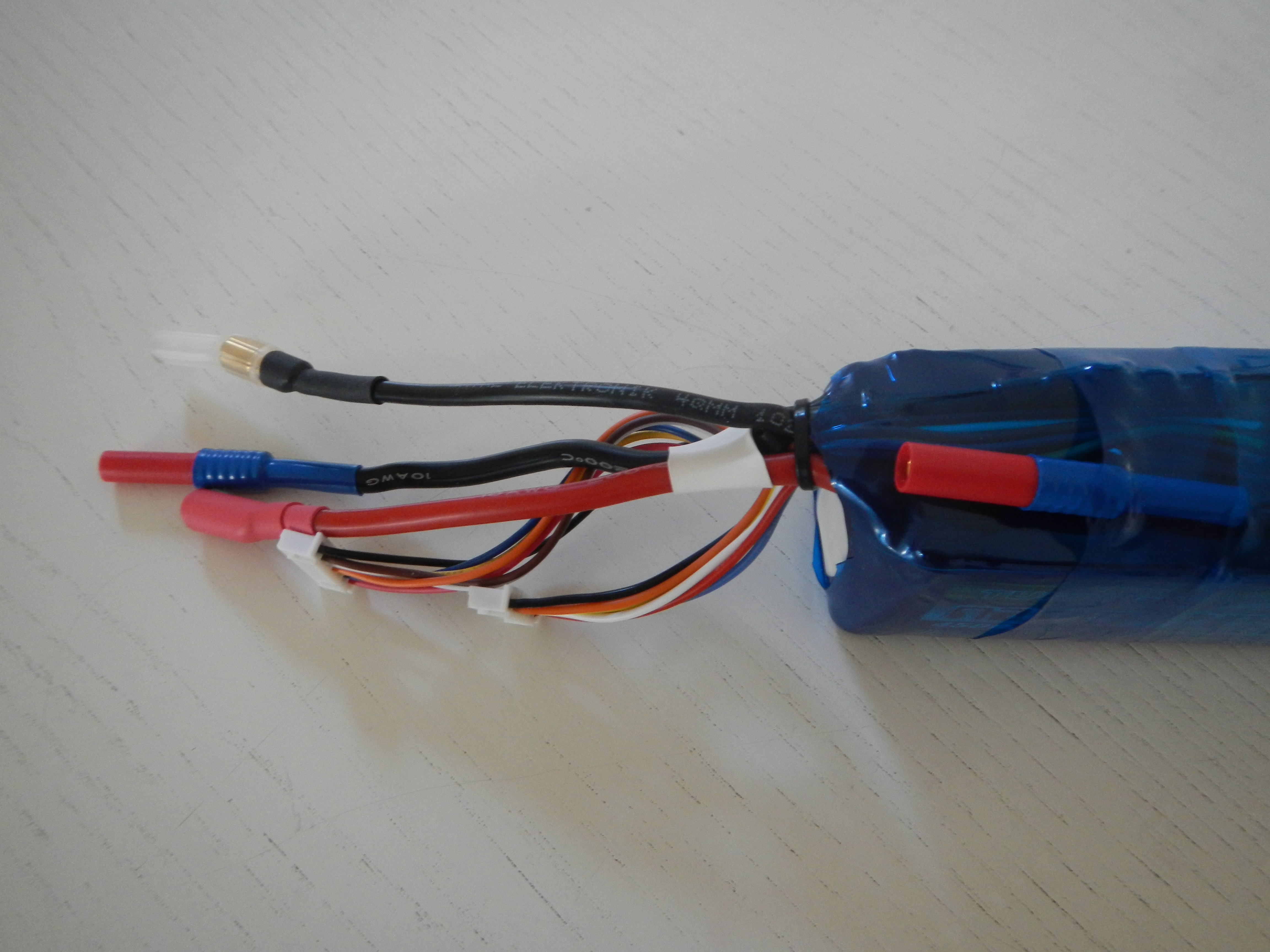 Verpolungsicher konfektioniertes 12S-Pack mit 5,5mm Stecker/Buchse und 4mm Stecker/Buchse (mit Gehäuse)