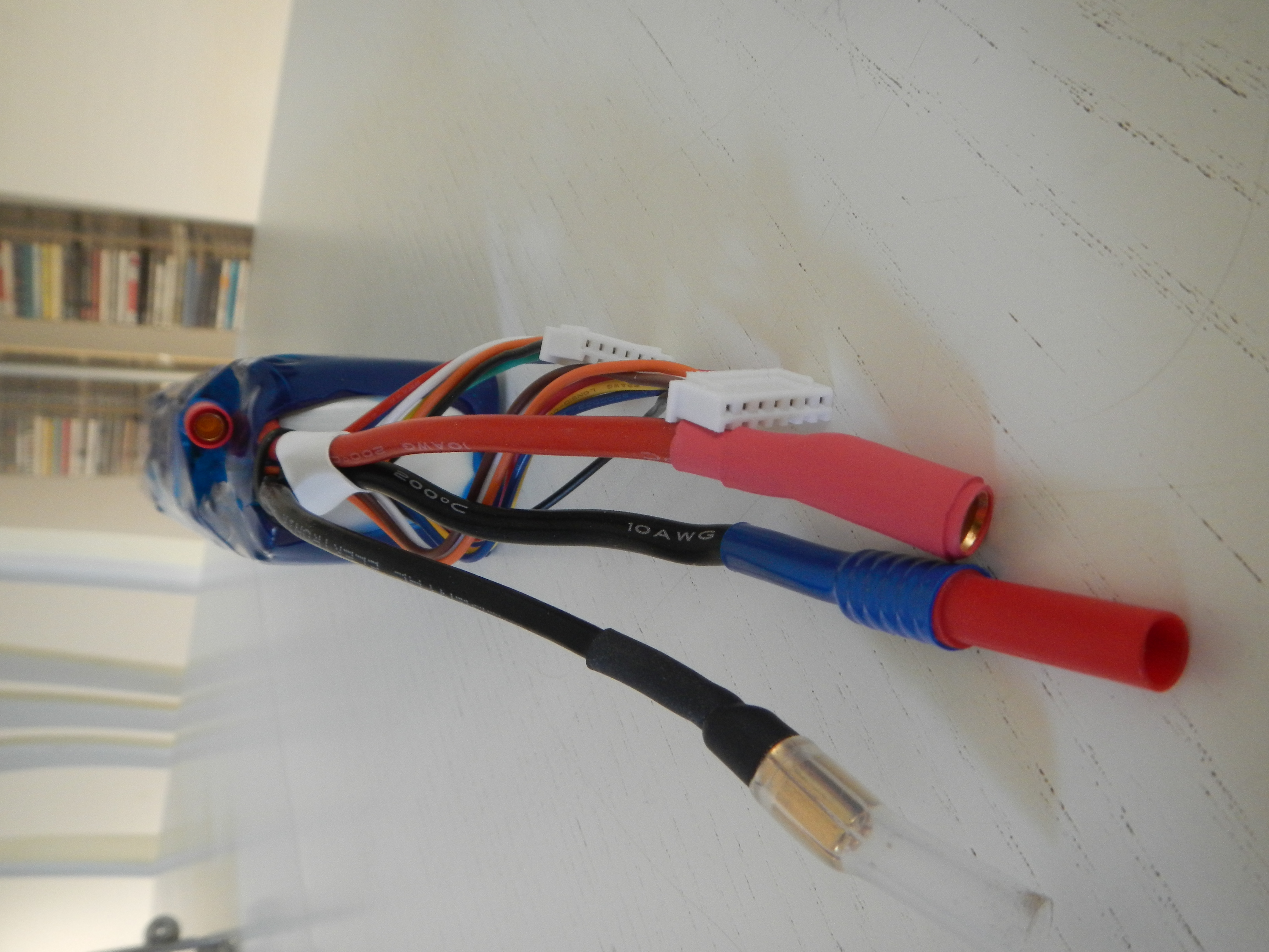 5,5 mm Stecker/Buchse gehen an den Regler<br />4mm Stecker (mit Gehäuse) zum seriellen Verschalten der Lipos zu 12S (2 x 6S)