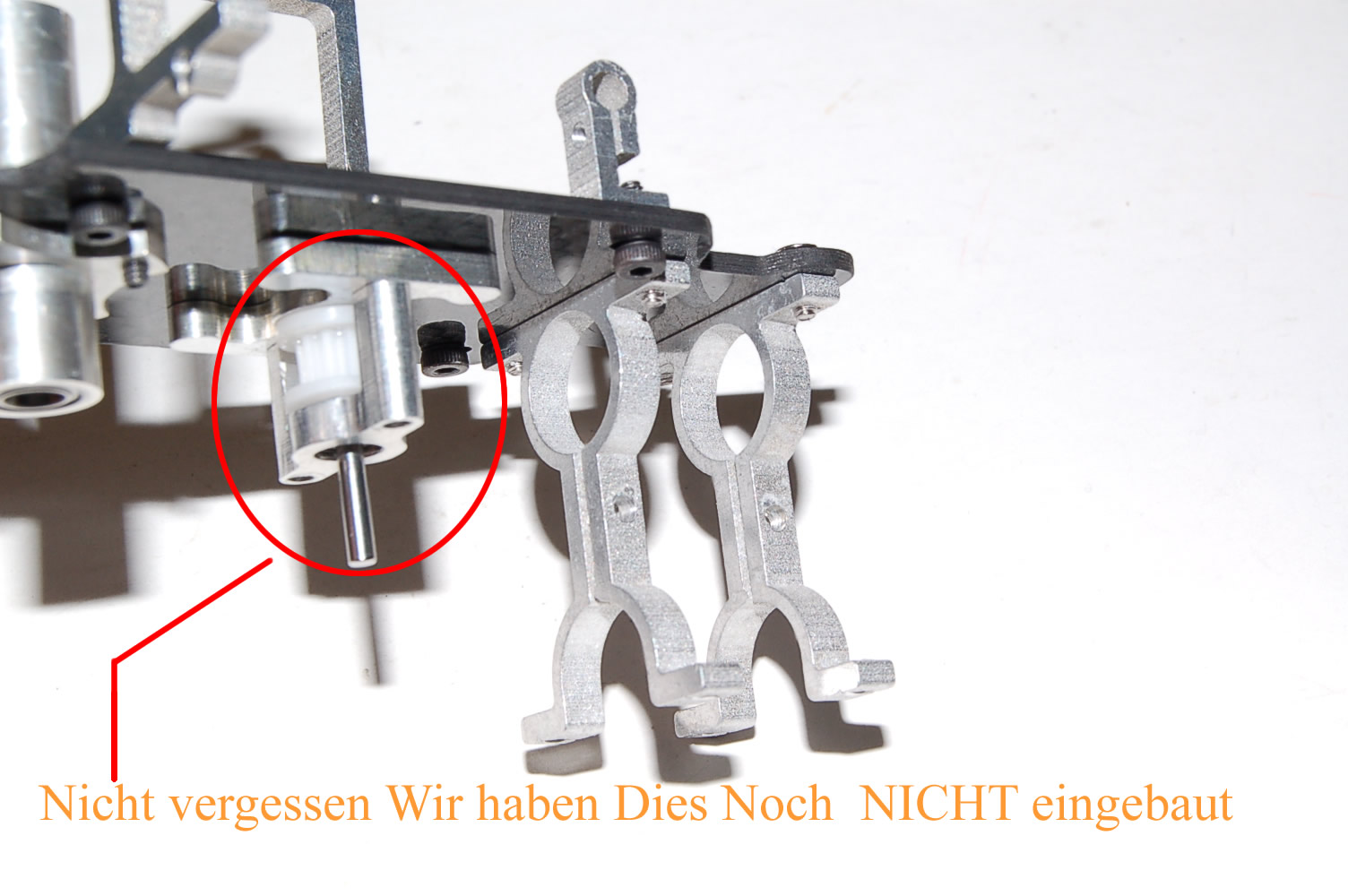 Nächster Schritt : Wie oben ! Nur nun haben wir Canopy befestigung und die 2 Heckrohrhalterungen angeschraubt.