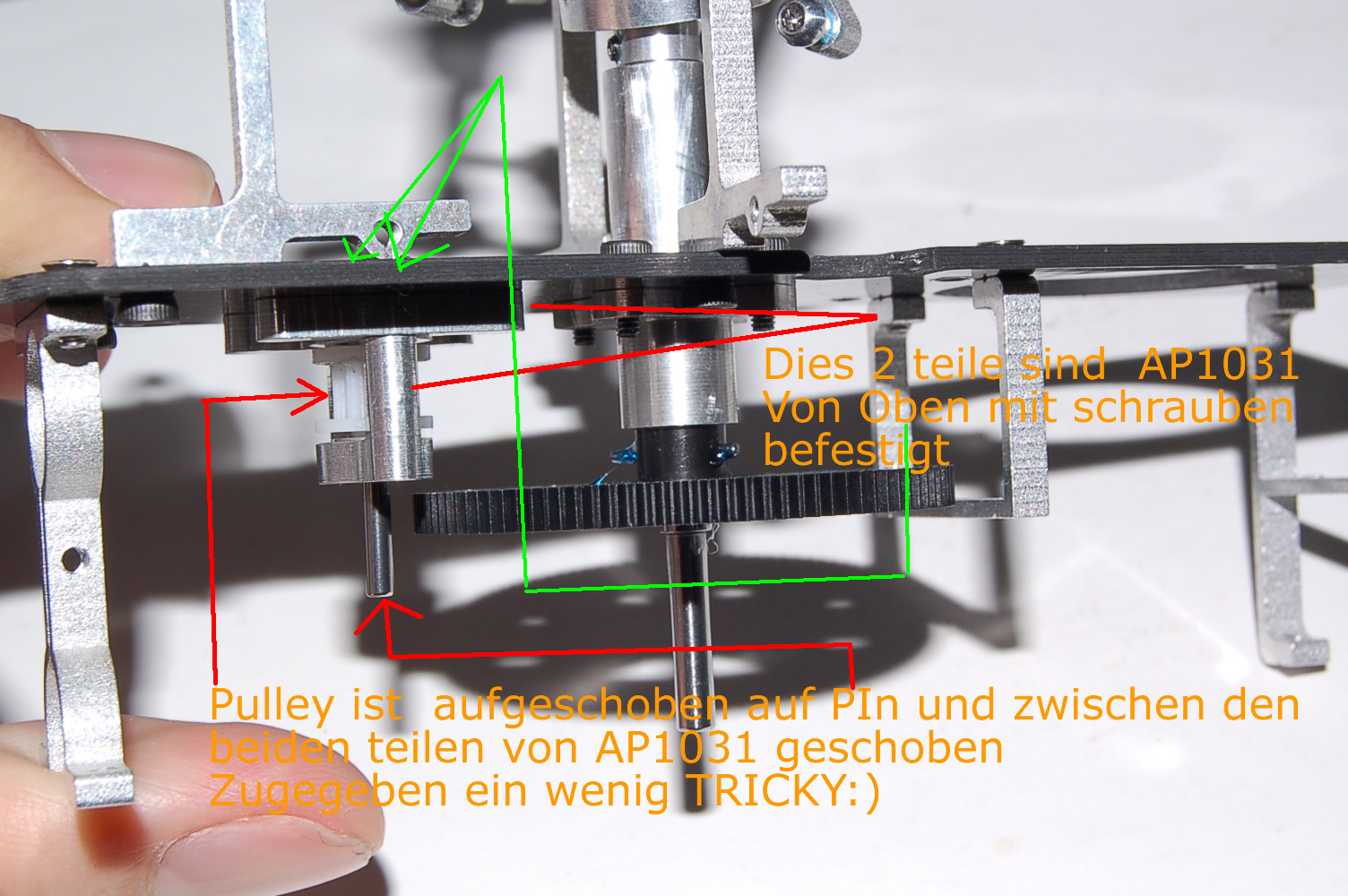 Nun aber ENDLICH Einbau der TAIL DRIVE UNIT . 3 teile . Bei mir kam diese schon zusammengebaut . 
<br />AP1009 Tail belt Pulley 
<br />AP1008 Tail Belt Drive Gear
<br />AP1031 Belt Front Pulley Holder