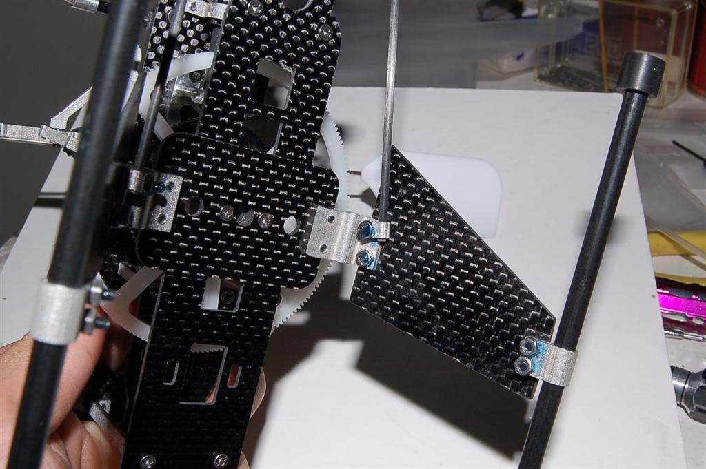 Noch die Heckrohrunterstützung am Chassis befestigen ..