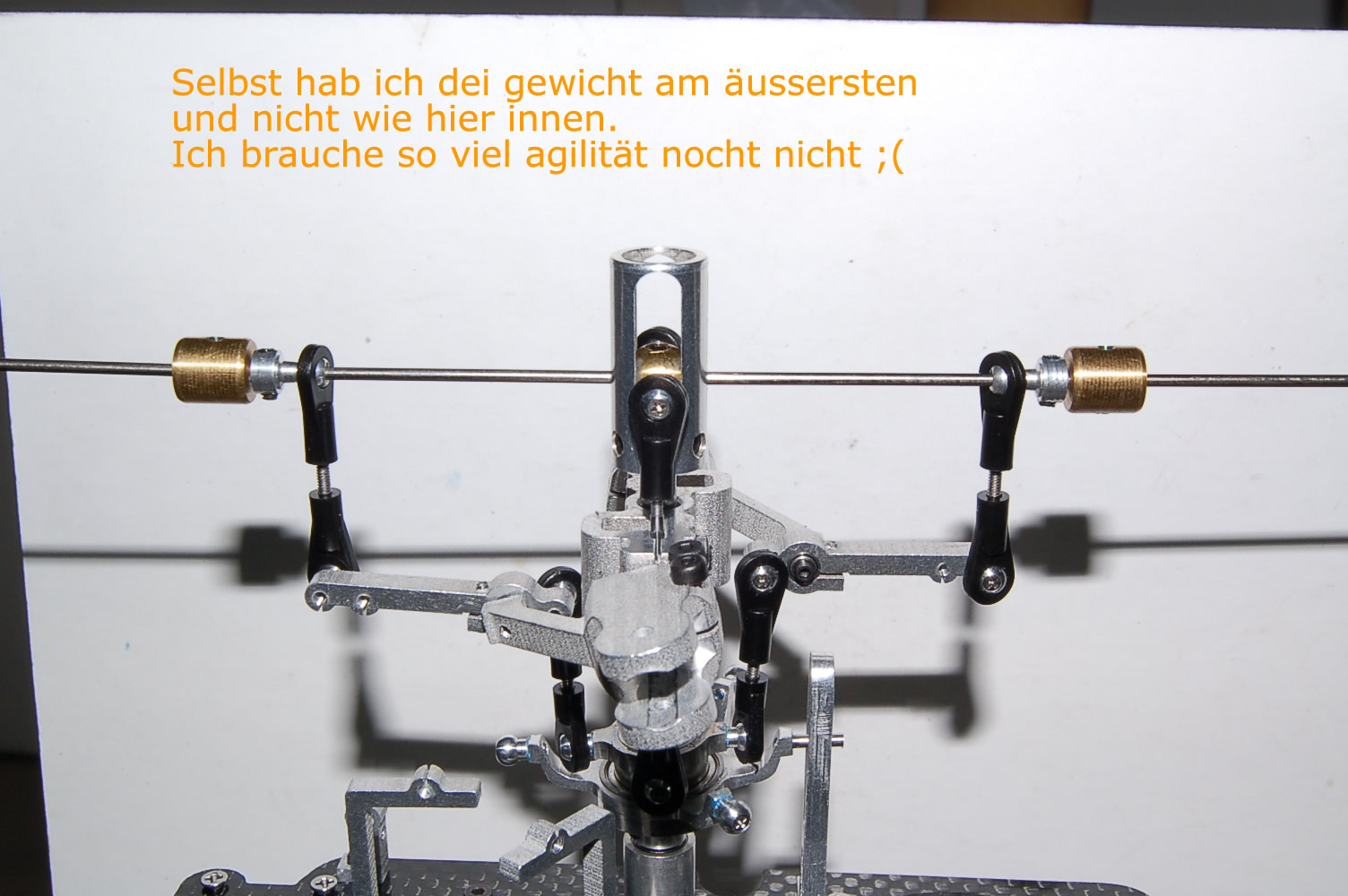 Nun zurück zum Kopf !
<br />Gestänge ist angebracht und Flybar Gewichte  .
