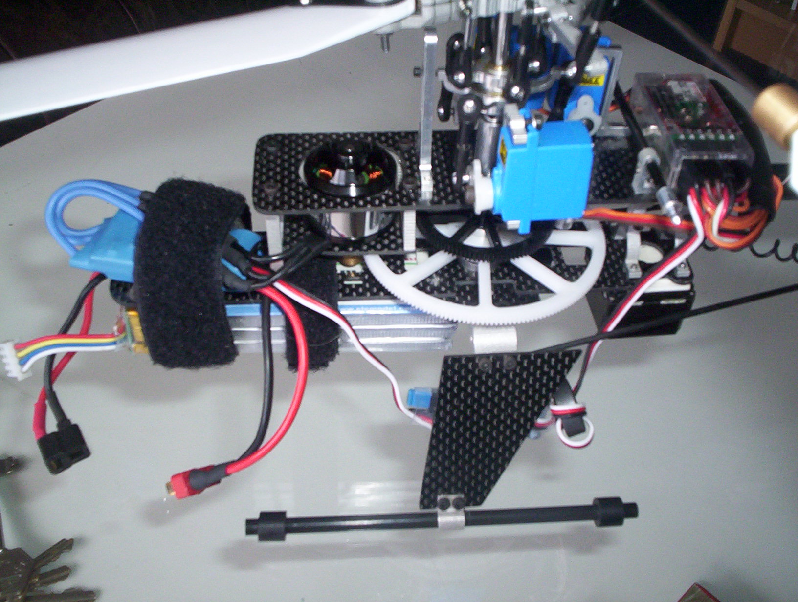 Setup:
<br />3 * TMF Servo 9 gram 
<br />1 * HS56 HB am Heck
<br /> APLUS 25A plus UBEC 5 oder 6 Volt 
<br />450 F Motor 14T 
<br />Gyro Futaba GY240
<br /> Empfänger R600 Robbe 
<br />APLUS Pro Blades 290mm
<br />Battery: 20C 1550 mah ELE RC Lipo