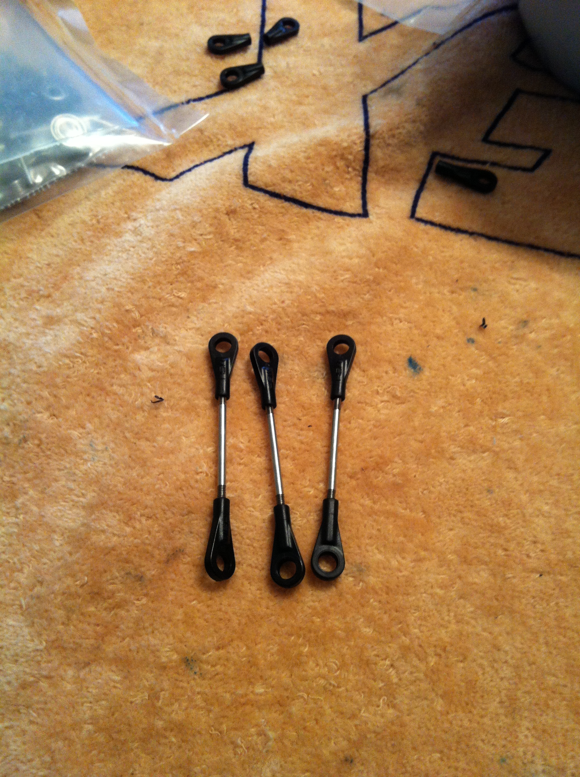 Die Anlenkgestänge für die Taumelscheibe sind erstmal fertig . Habe sie auf 25,6mm zwischen den Kugelpfannen eingestellt. mal sehen ob das so hinkommt. habe die Maße für Meine Savöx 125 nicht gefunden.