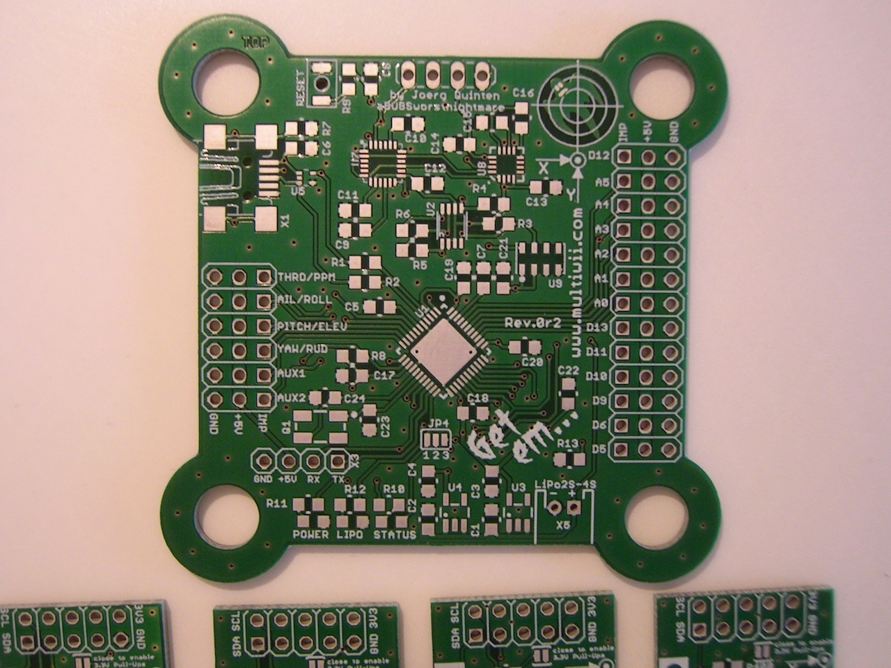 microwii rev 0r2 - zwei BUGS mussten gefixed werden, zusätzlich wurden Spannungsteiler für 2S bis 4S auf der Unterseite integriert