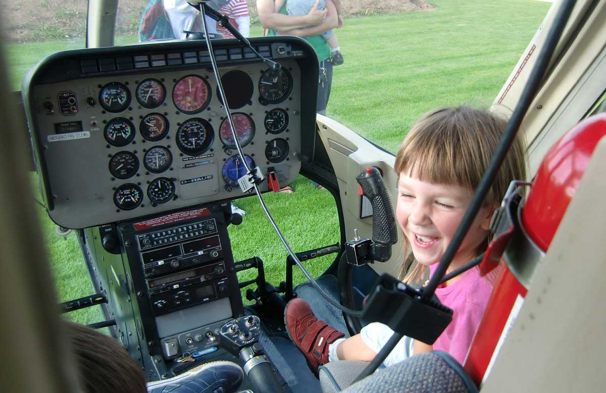 Ok, das hier ist mein Töchterchen als Pilot in Command im JetRanger.<br />Wegen der Jugenschutzs/Sorgerechtssache hab ich den Bildausschnitt geändert, damit nur meine Kurze erkennbar ist.