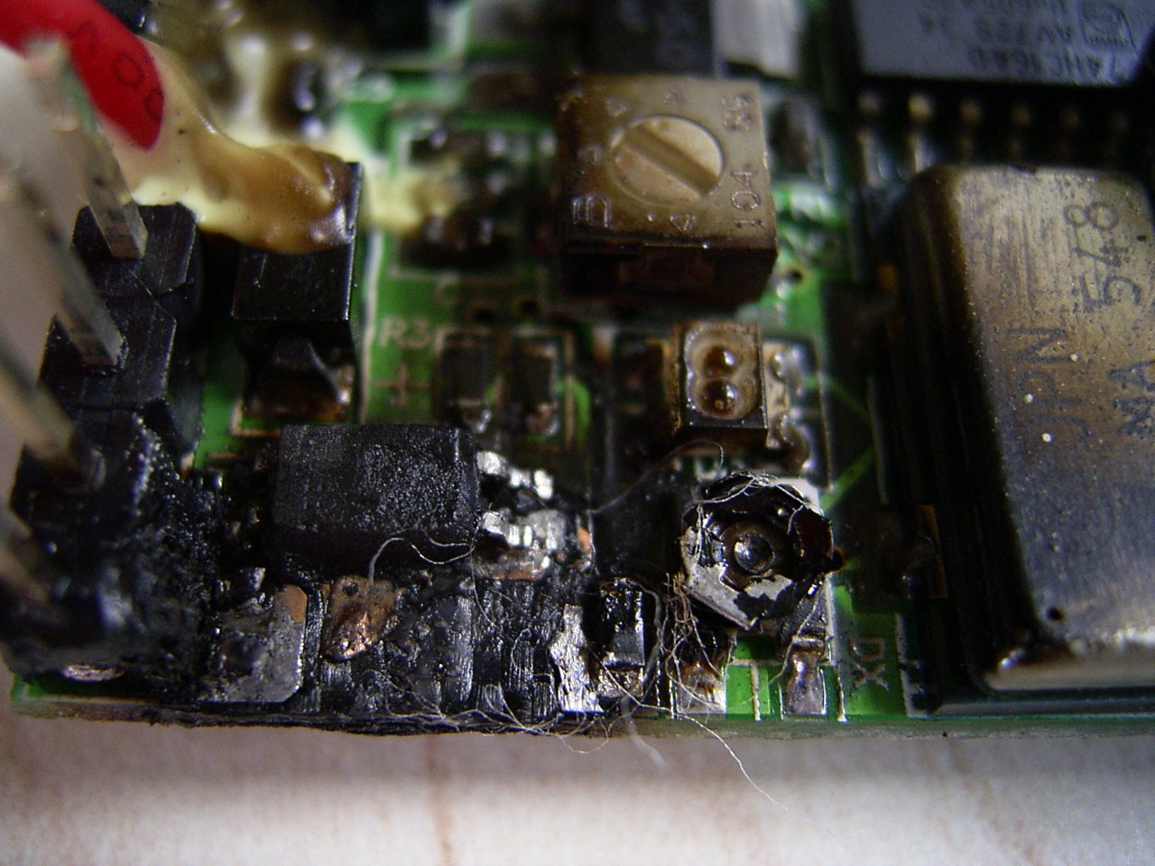 Detailansicht des abgerauchten MOSFETs
<br />(Friede seiner Asche)