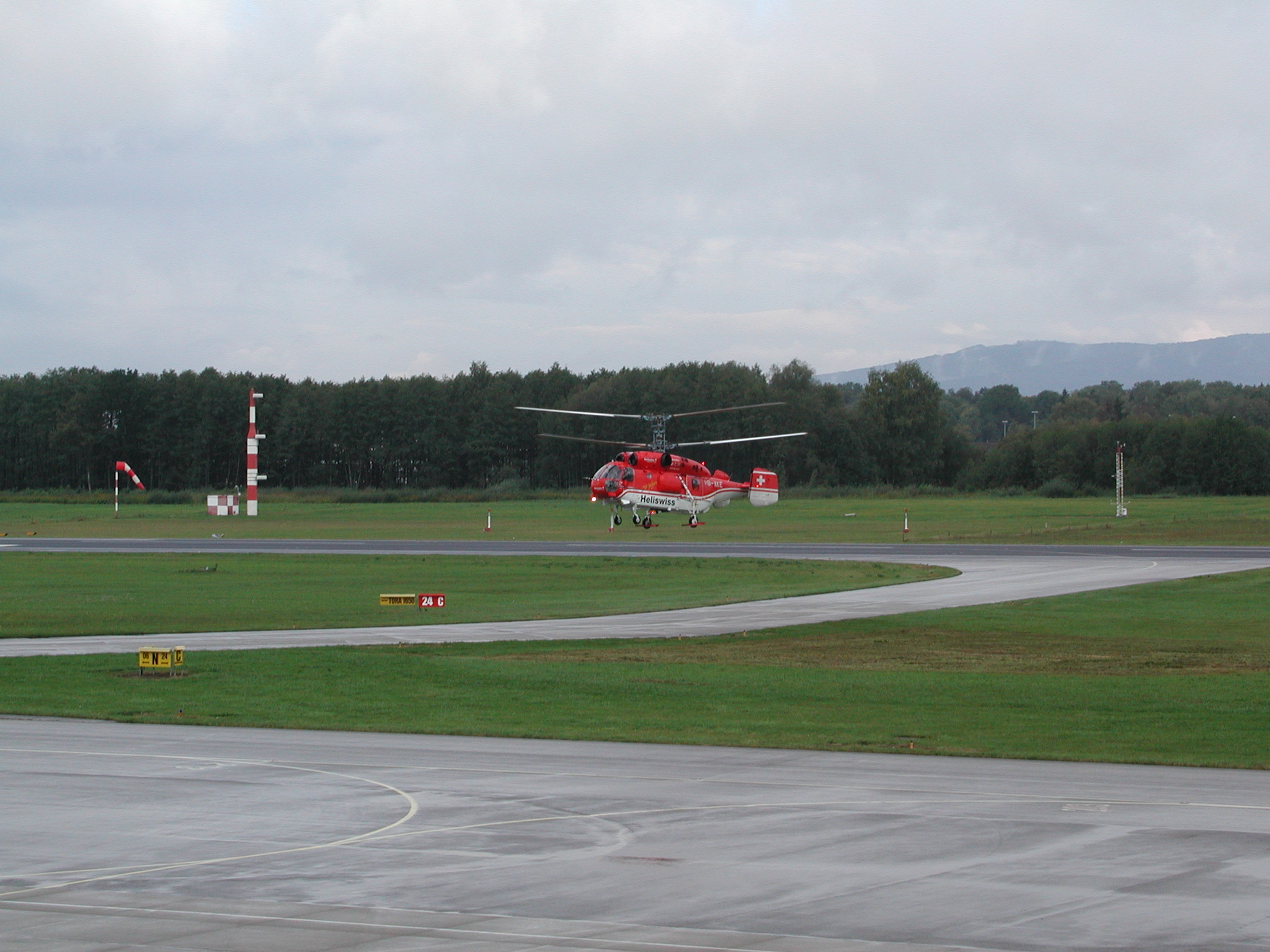 Hier mal eine ganz besondere (Tur)Biene: Kamov Ka-32 im Anflug auf Friedrichshafen