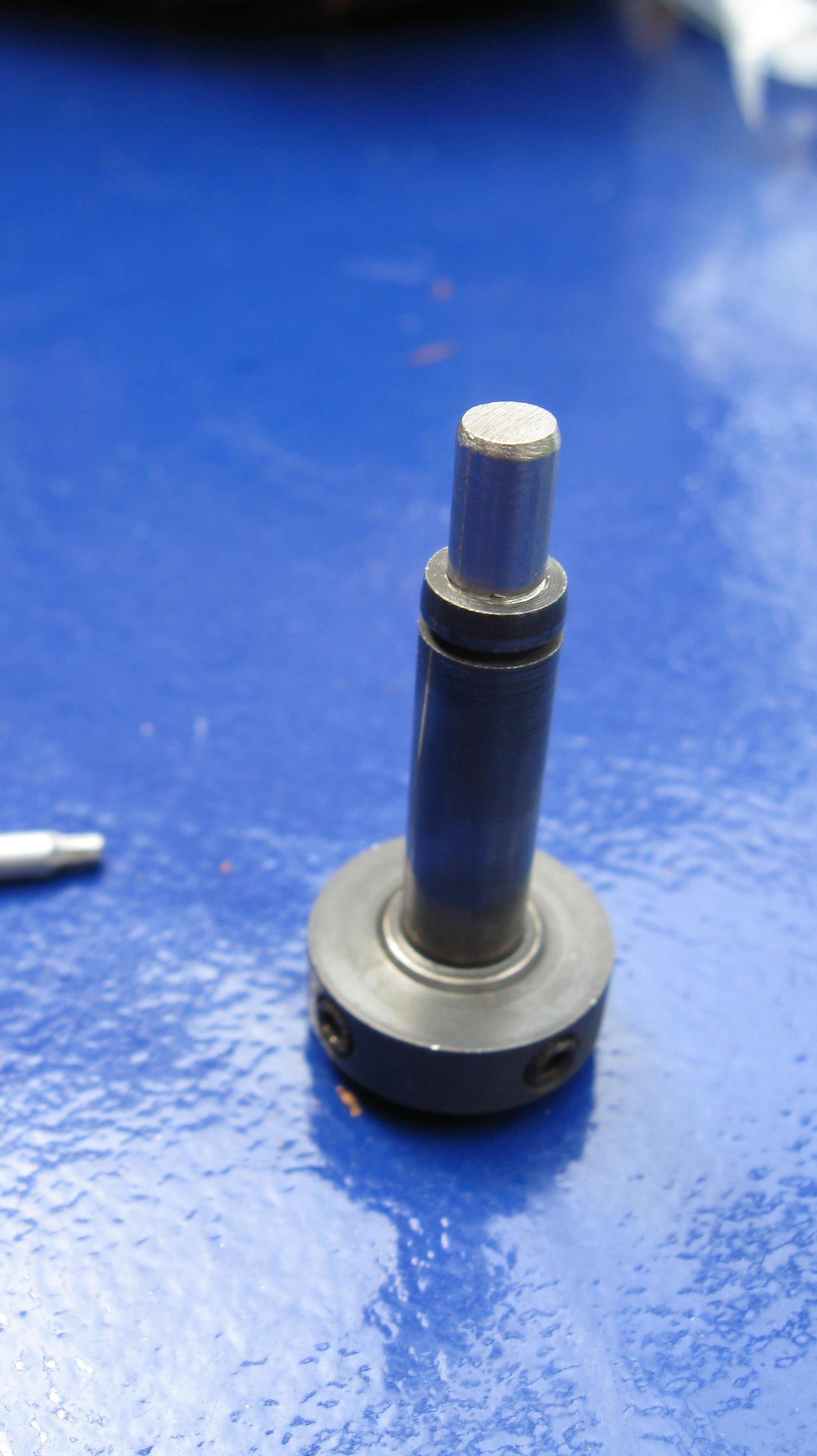 Oben 4mm unten 6mm, Sprengring als sicherung. Shimscheibe um den Lageraußenring des Gegenlagers zu schützen.