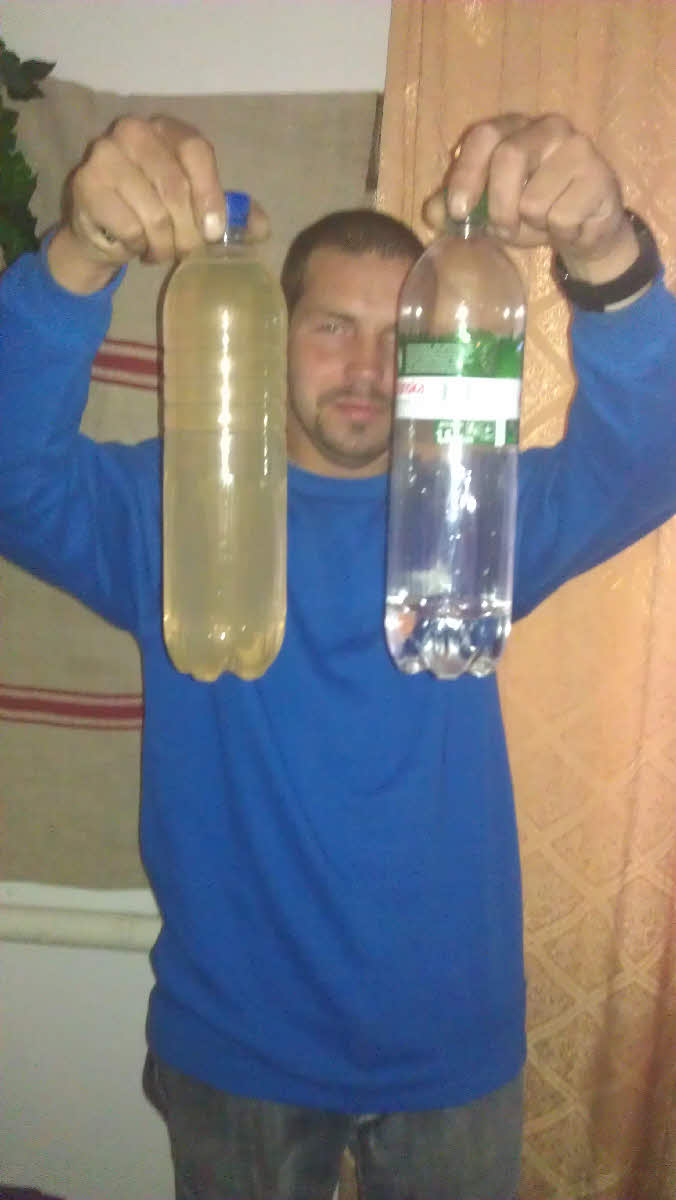 Leitungswasser sah nach einem Tag braun aus, kam aber weiß runter. Auf Nachfrage was das ist hieß es nur: Das ist der Grund warum ihr das nicht trinken dürft.