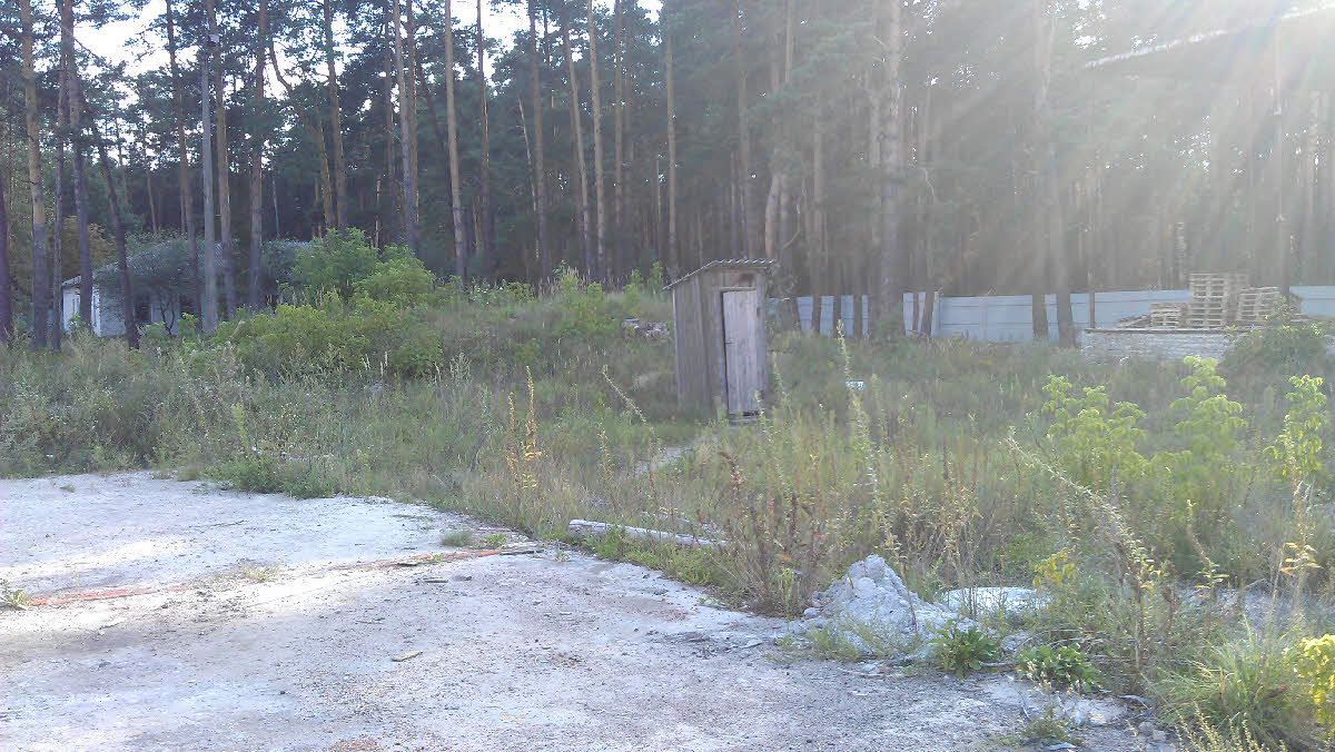 Über einem Loch war die Firmentoilette, näher als hier zum Foto bin ich der nicht gekommen. ANgeblich war das Loch kuz vorm überlaufen vollgeschissen, bei teilweise 40°C roch es auch entsprechend.