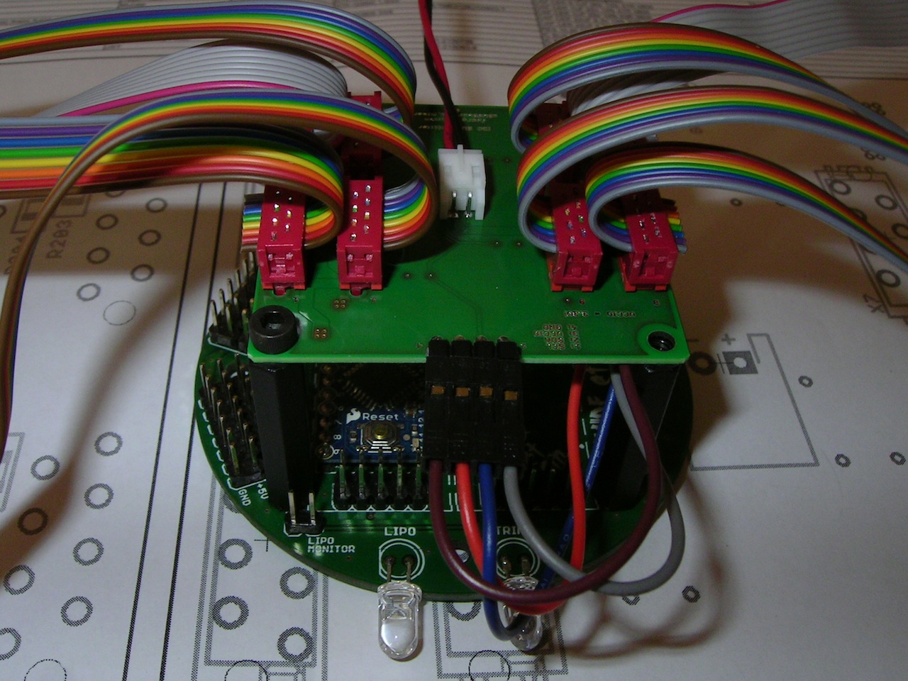 STARLIGHT test setup - volles Setup mit 8 RGB-LED PCBs. Der I2C Splitter wird später die unterste Platine im Stack, mit den MicroMatch Steckverbindern auf der Unterseite. Ein DIVIDE et IMPERA! Prototyp dient als I2C-Master für die Tests.