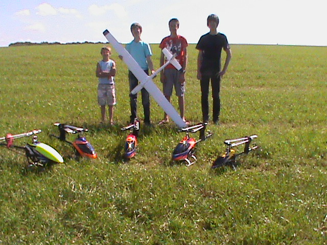 Die Piloten, unsere Modelle und unser kleiner Helfer :-)