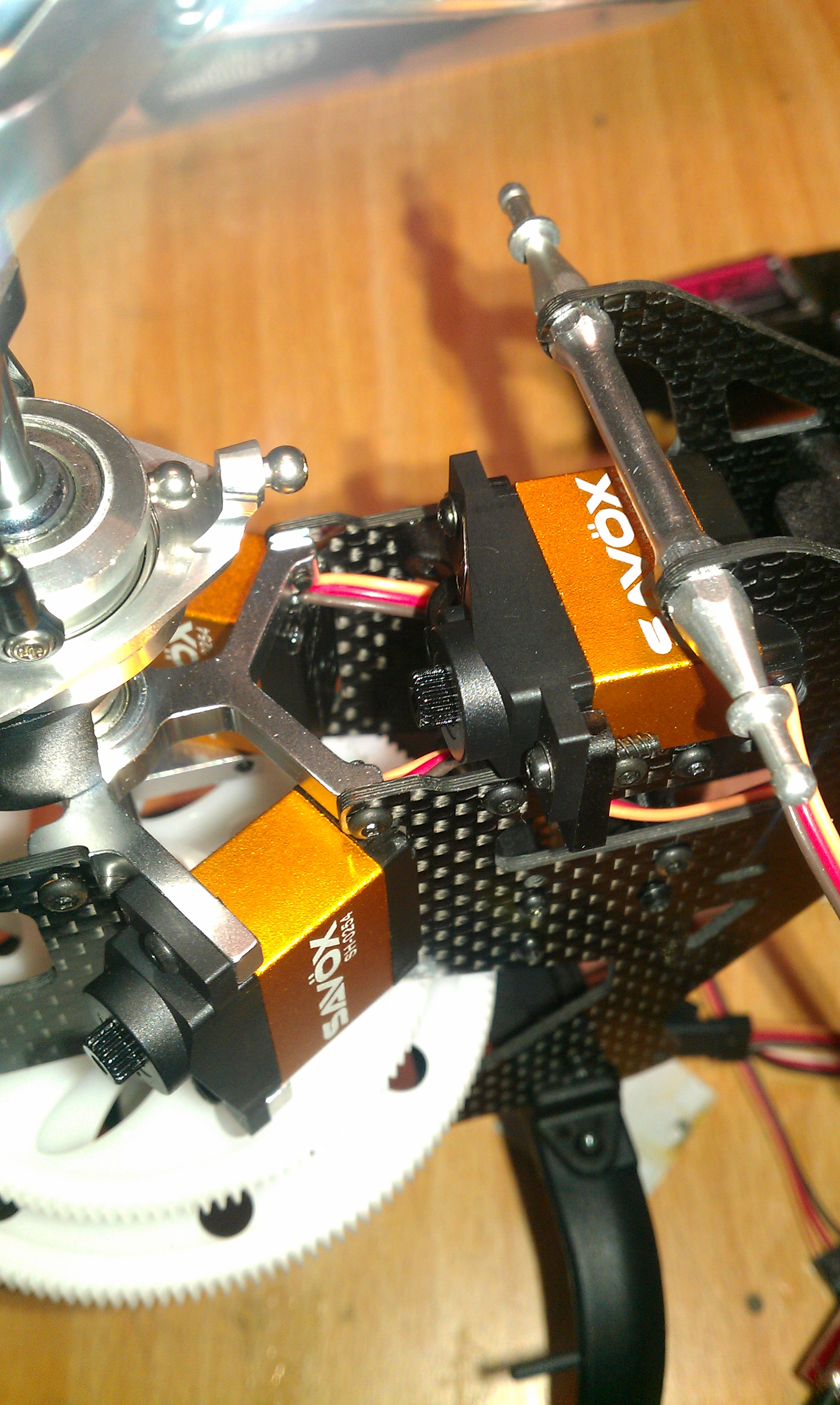 V2 SE mit angebauten Savox SH0254