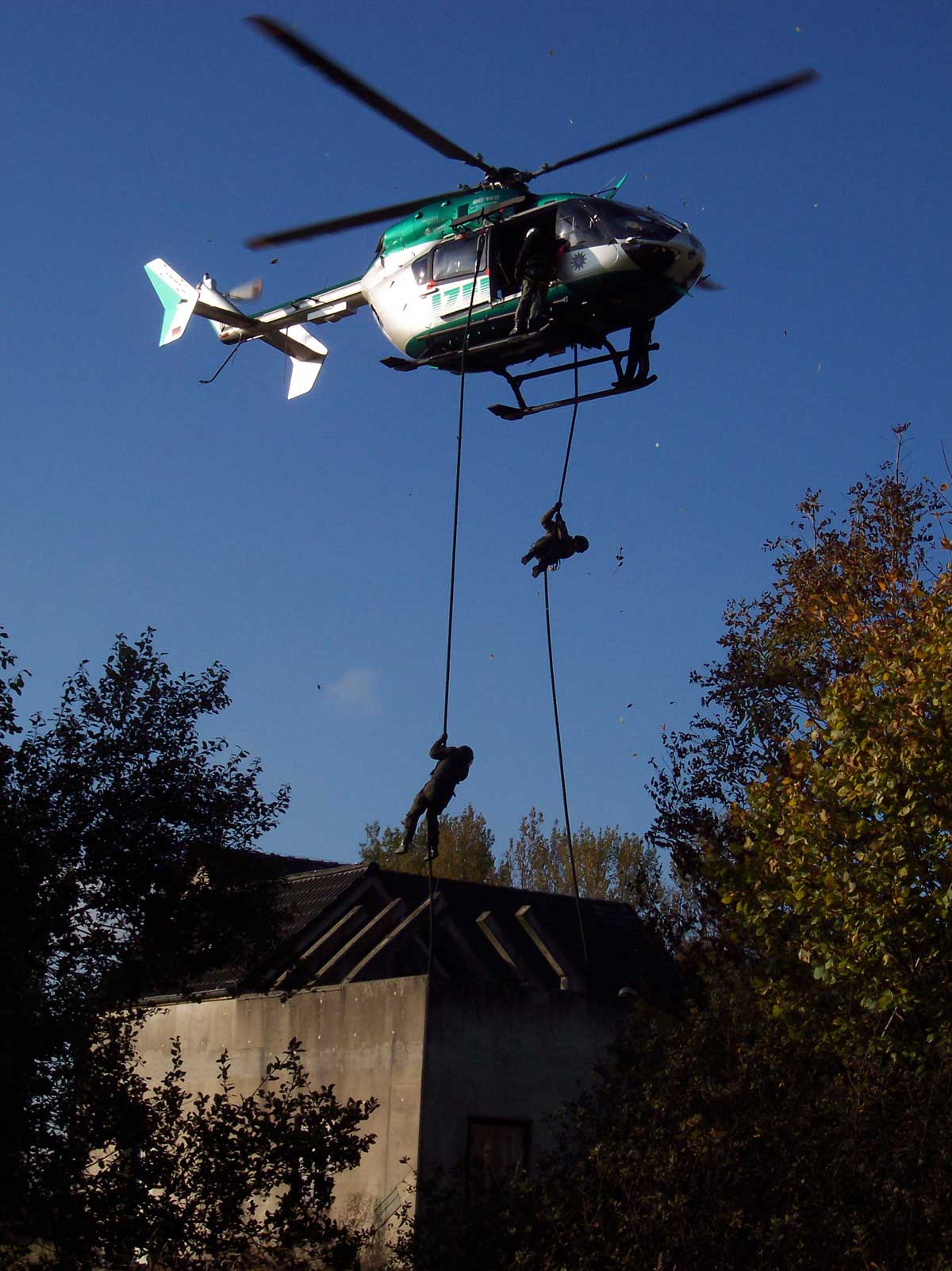 Auch was älteres (2004), die Hessen mit der EC145 üben den Häuserkampf. Was das Bild leider nicht zeigt: hinter dem Haus stand ein Dixie-Klo, das haben sie umgeblasen.